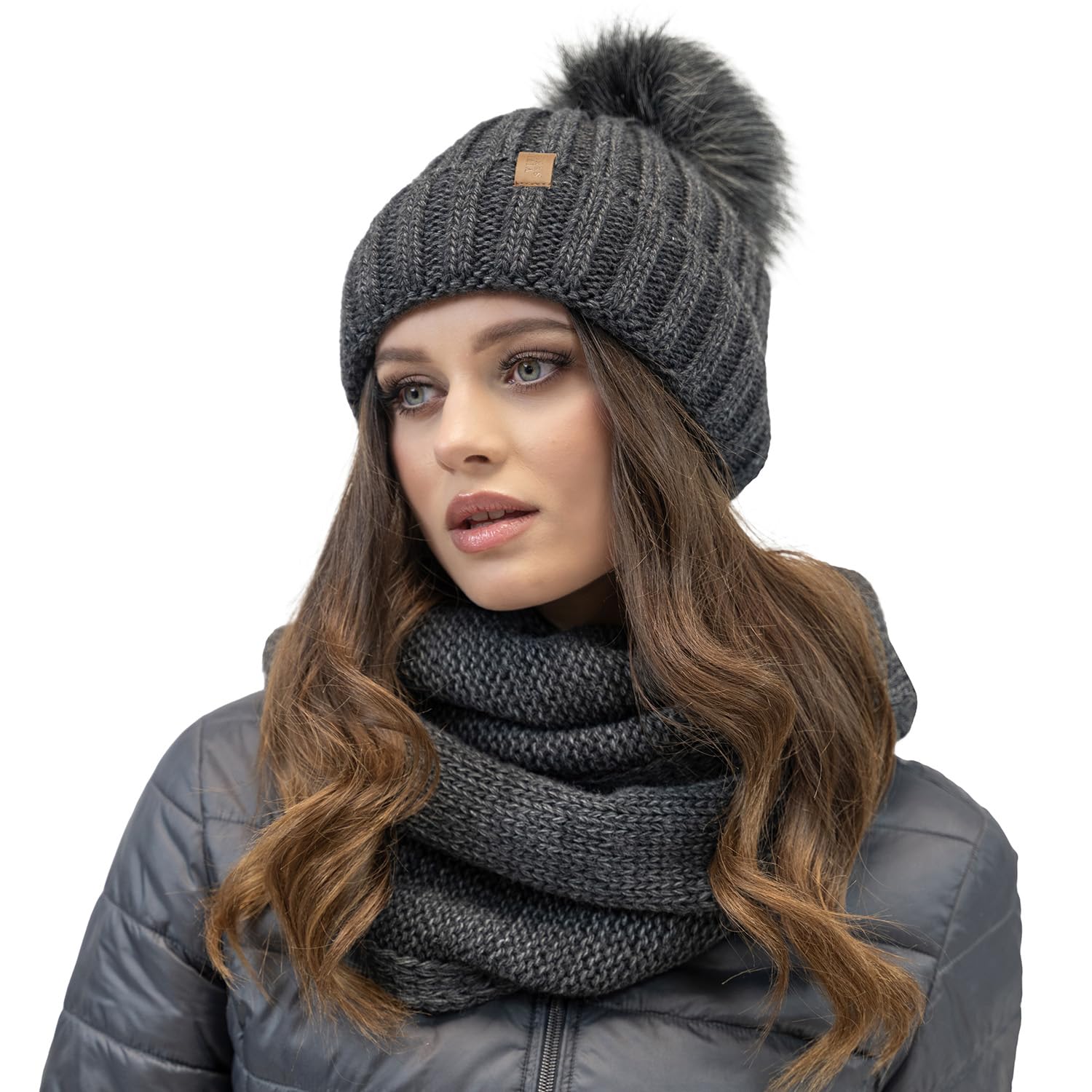 VIVISENCE Bonnet Et Gants pour Femme L'automne Et l'hiver Ensemble À La Mode avec Pompon Cache Cou Chauds pour Hiver Doublure en Polaire Confortable avec Patch en Cuir Écologique 70100 Kmpl+R