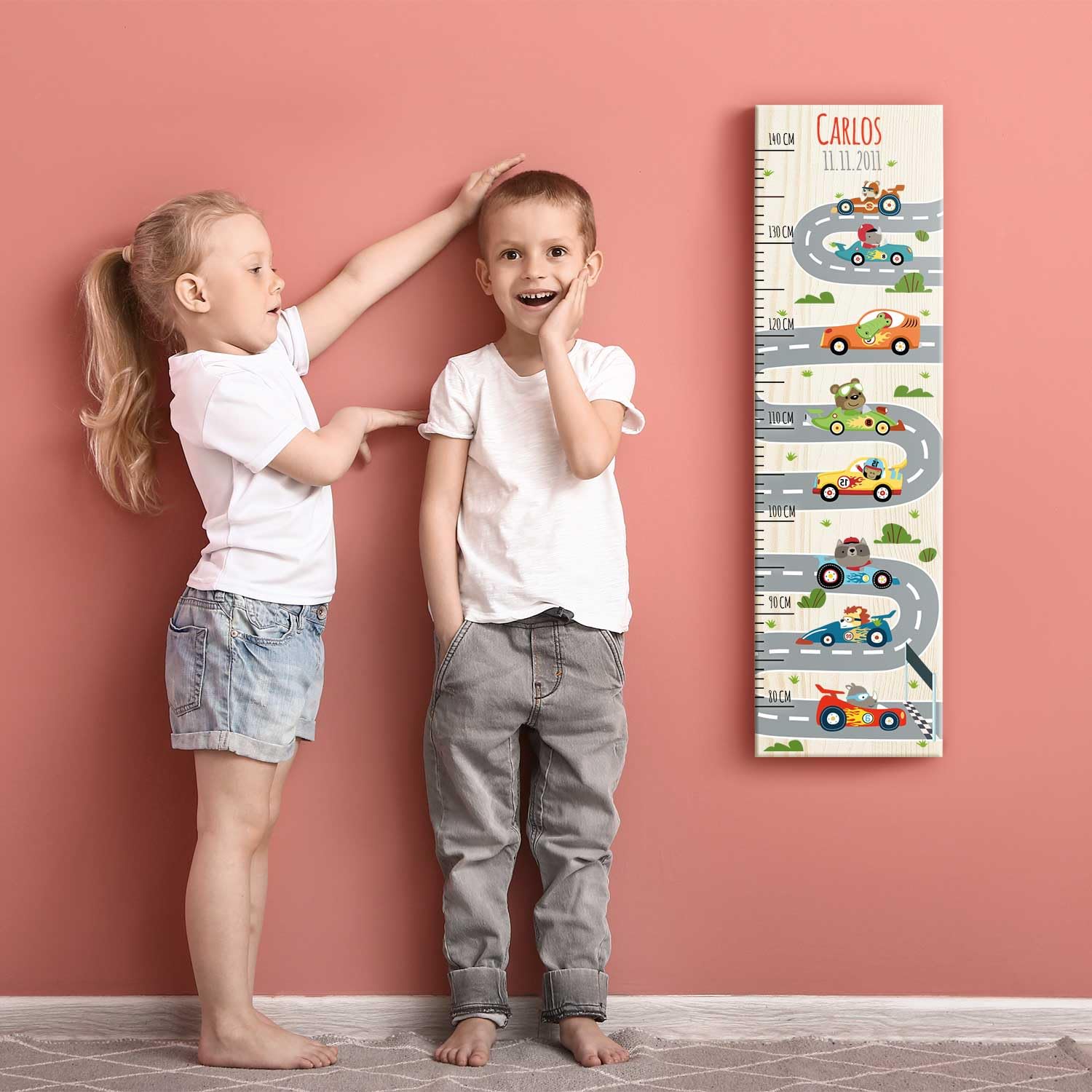 GRAVURZEILE Messlatte für Kinder aus Holz - Rennauto Design - mit Namen für Kinderzimmer - Skala misst 80-140 cm - Größe 20 x 70 x 2 cm - Geschenk zur Geburt für Mädchen & Jungen