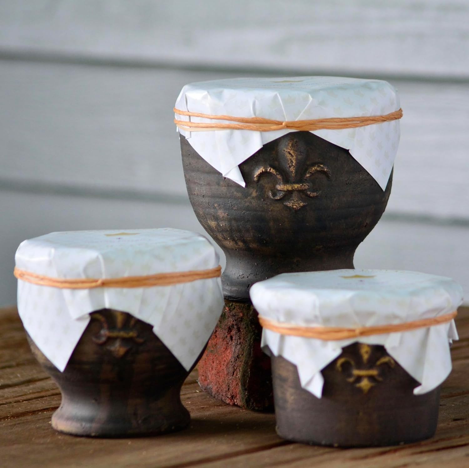 Classic Galvanized Fleur De Lis Large Pedestal 20 Ounce Pottery/Brown Scented Votive Jar Candle for Home or Office, Queen of Bourbon, Classic/Brown, BRY-QB-20P