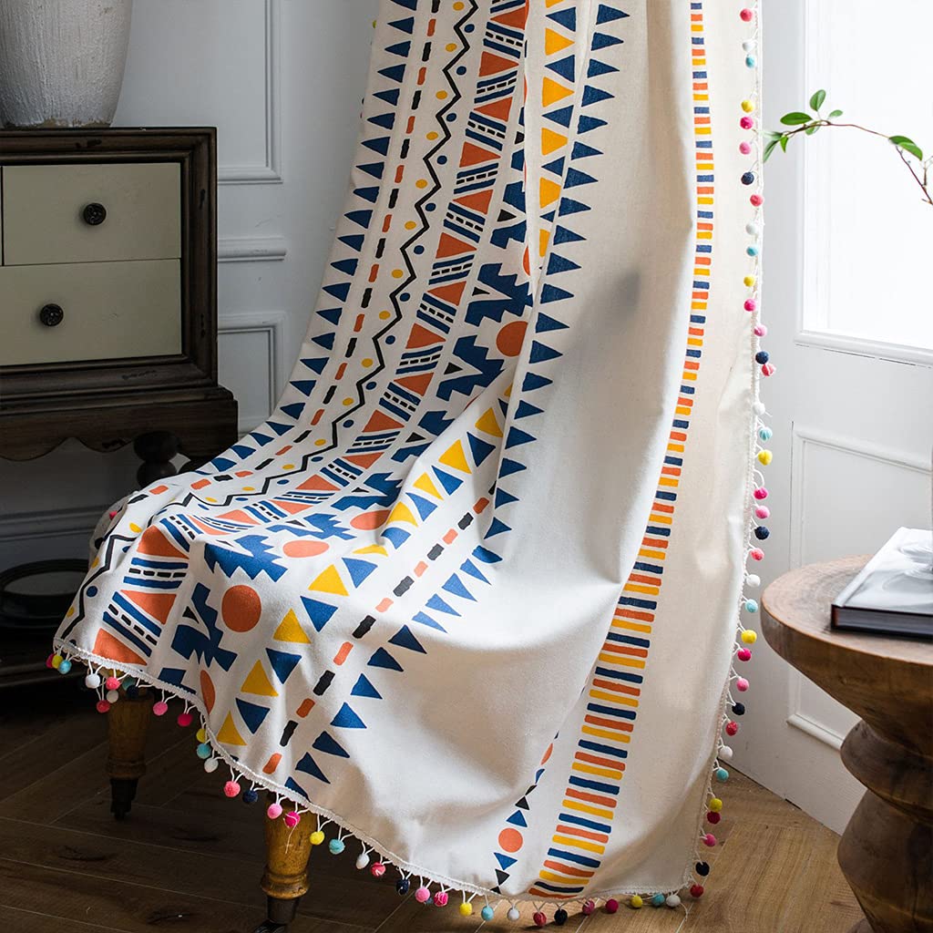 Rideau de fenêtre à motif géométrique avec pompons colorés