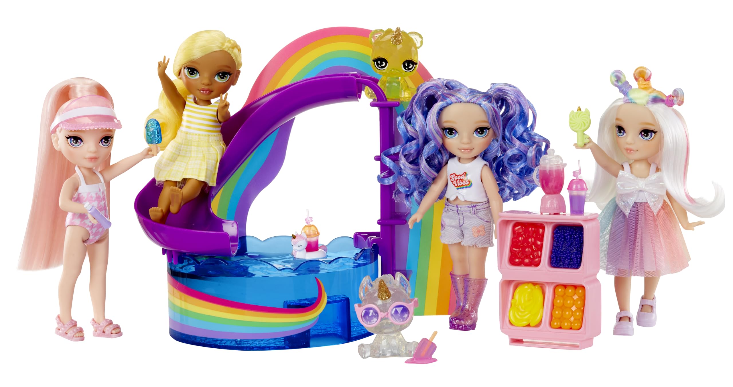 Rainbow High Littles Pool Day with Blush Playset – W Zestawie Mała Różowa Laleczka (14 cm), Basen z Tęczową Zjeżdżalnią, Akcesoria, Stoisko z Koktajlami, dla Dzieci w Wieku 4+