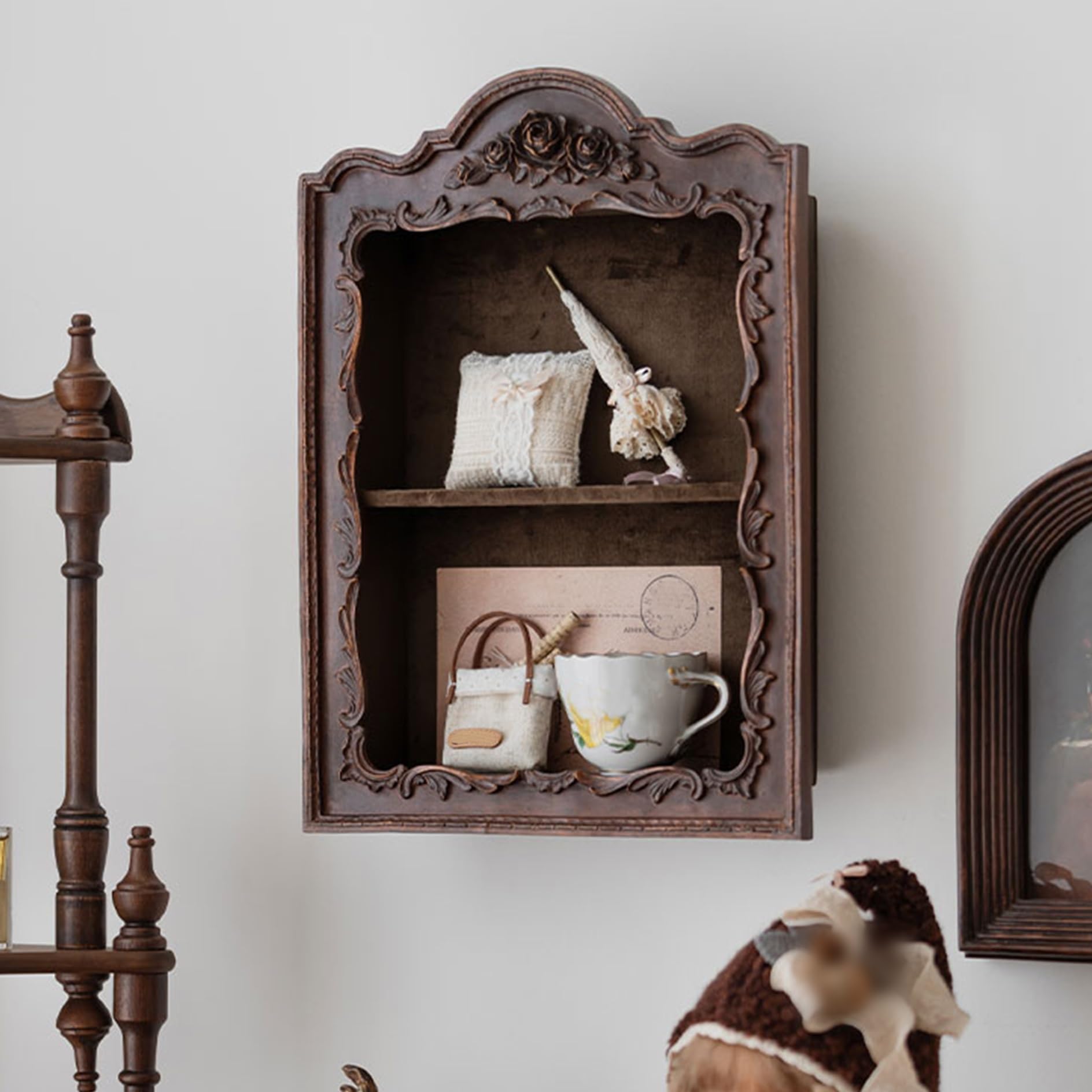 Étagère flottante rustique et vitrine murale pour sublimer l'ambiance cocooning du salon