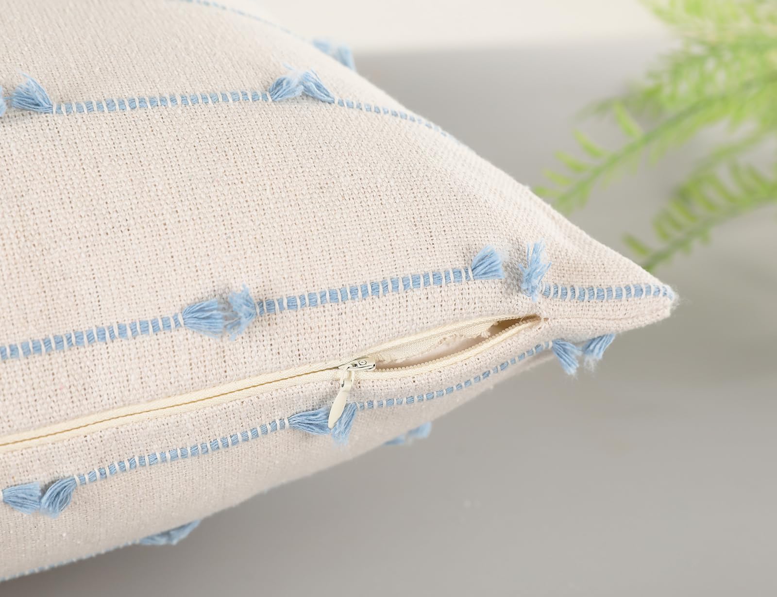 NUYECY Juego de 2 fundas de almohada bohemias de 26 x 26 pulgadas, fundas de almohada neutras azul claro y blanco con borlas decorativas, fundas de cojín modernas para sofá, cama, sala de estar