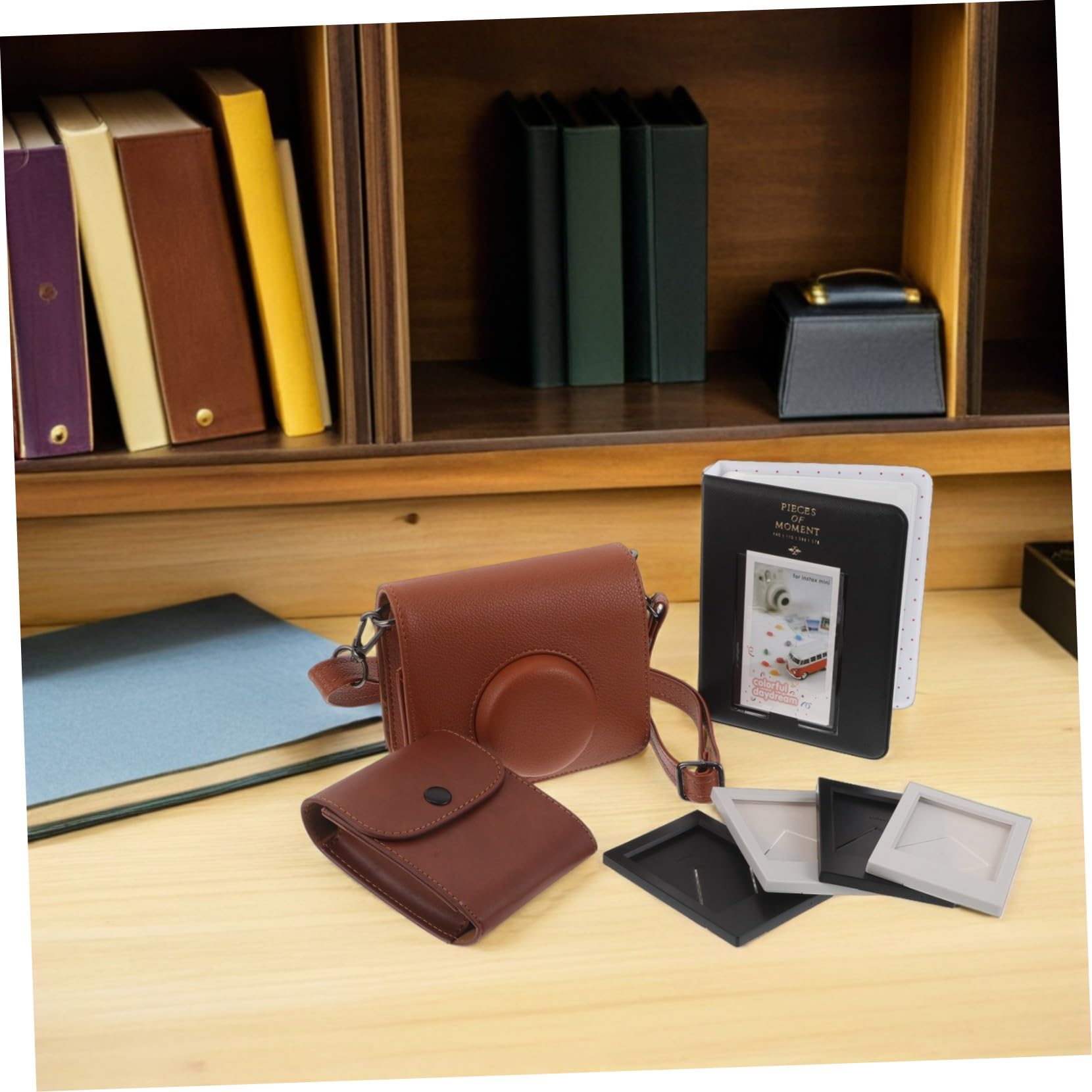 Homoyoyo Protectora de PU para Cámara Mini con Correa Ajustable Álbum de Fotos y Protector de Pantalla de Cristal Templado Compatible con Instax Mini Bolso de Hombro para Viaje Pack Marrón