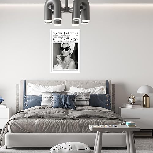 Miniatura 5 de Póster de moda con texto en inglés Better Late Than Fe, impresiones en lienzo de periódico retro negro y blanco femenino estético, arte de pared