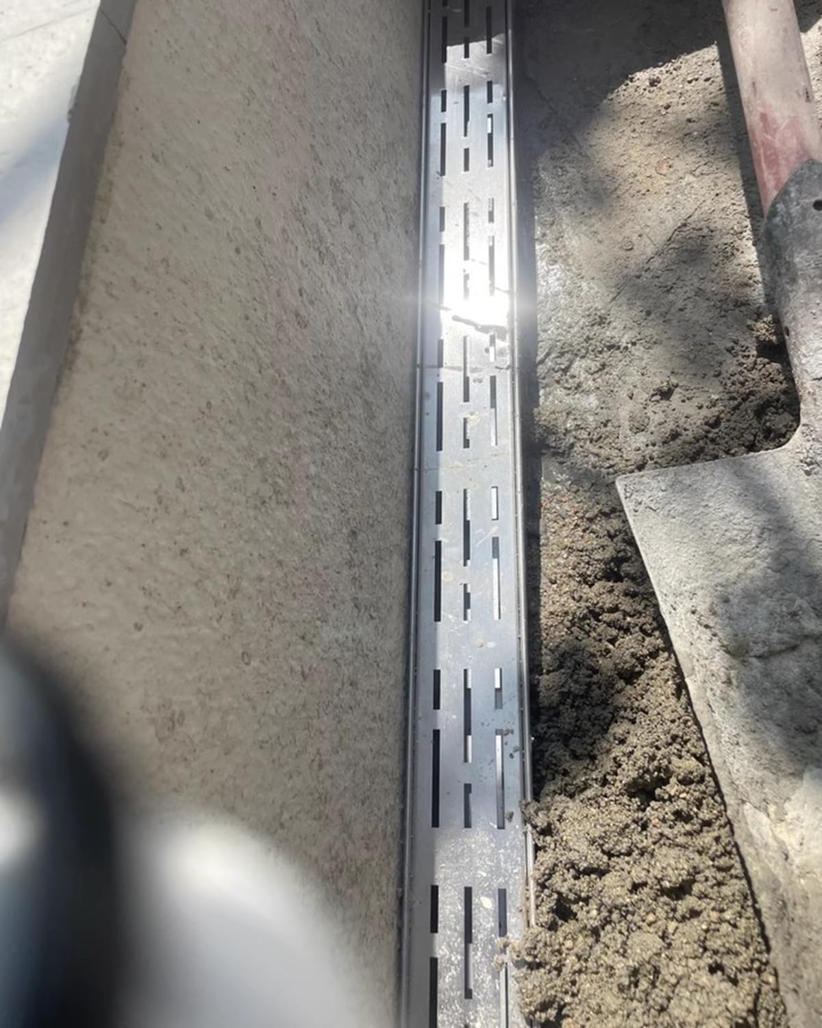 Kit de drainage pour terrasse pavée éliminant l'eau stagnante des allées