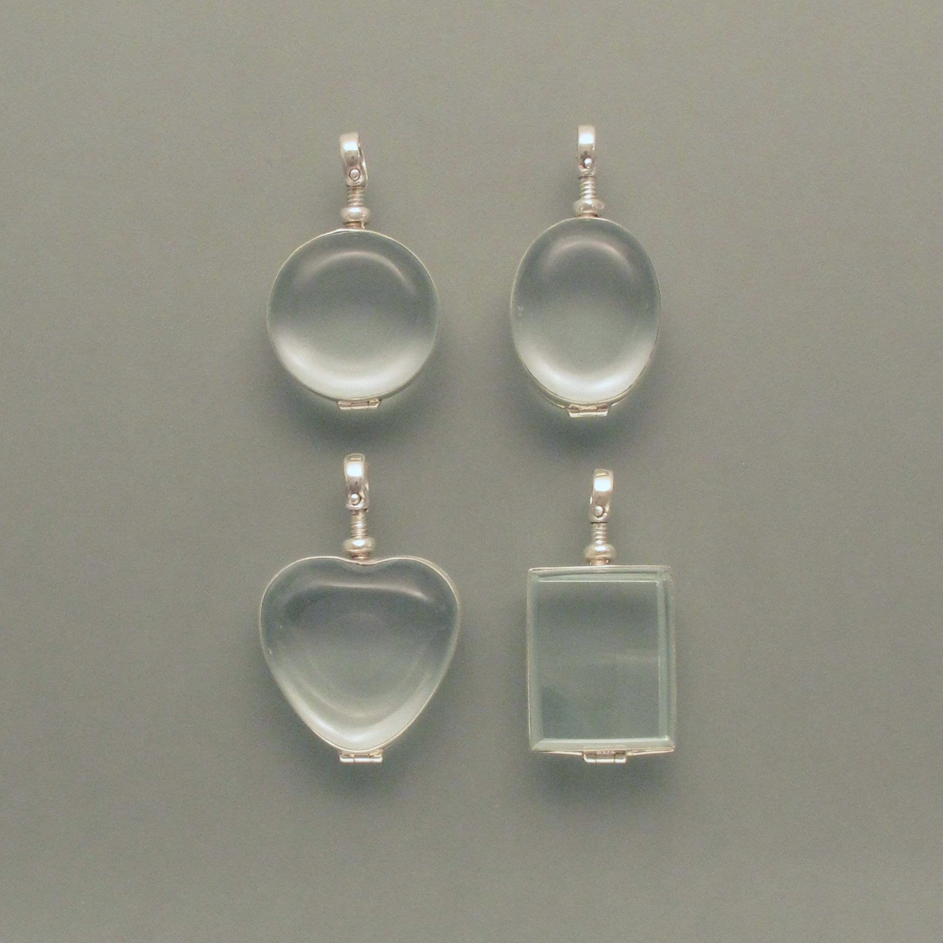 Herzförmiges Glas-Medaillon, silbern
