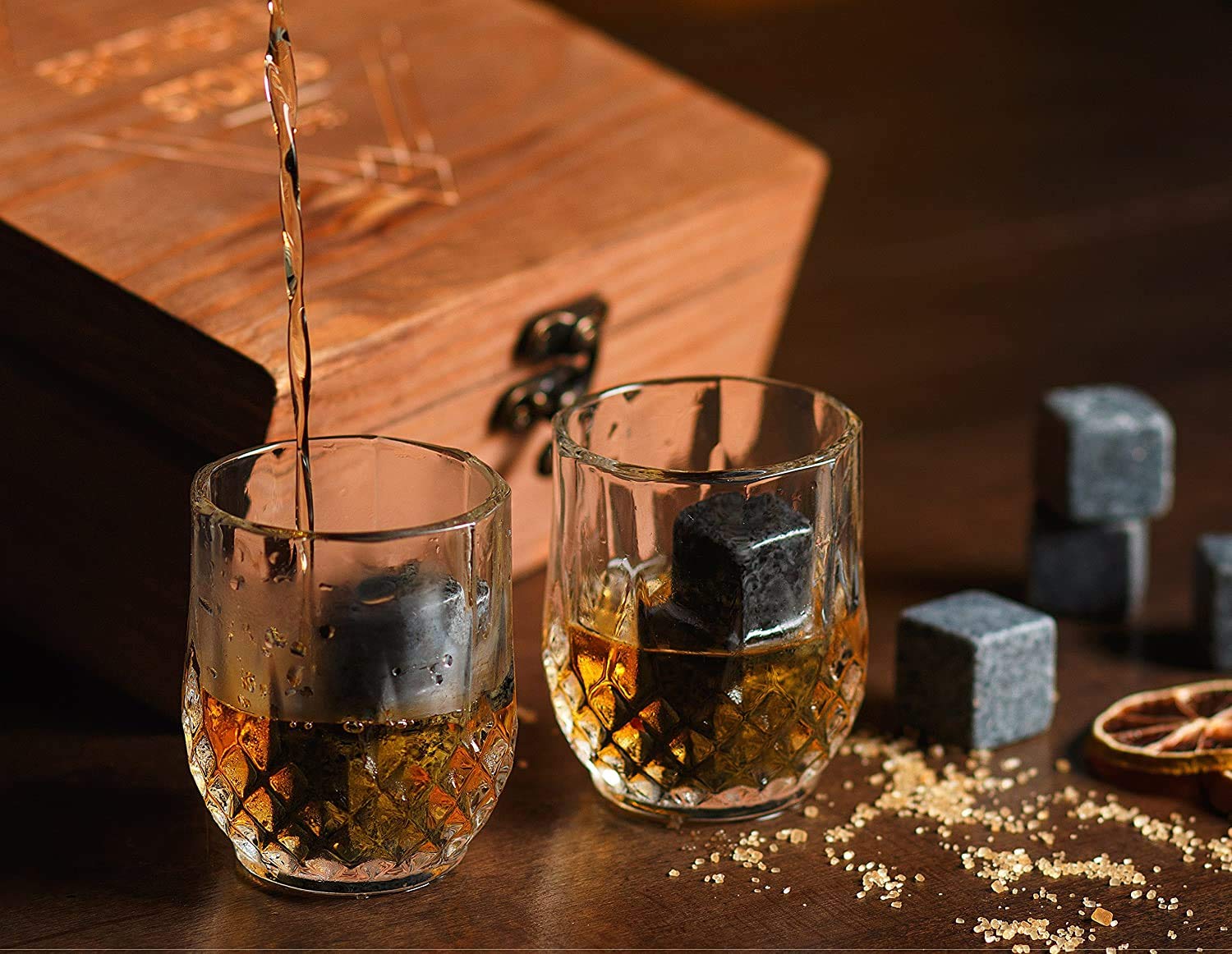 Kamienie do whisky zestaw upominkowy 8 napojów kamienie chłodzące whisky wielokrotnego użytku kostki lodu z aksamitną torbą do przenoszenia 100% czyste steatyt do zimnych napojów whisky najlepszy prezent urodziny Dzień Ojca