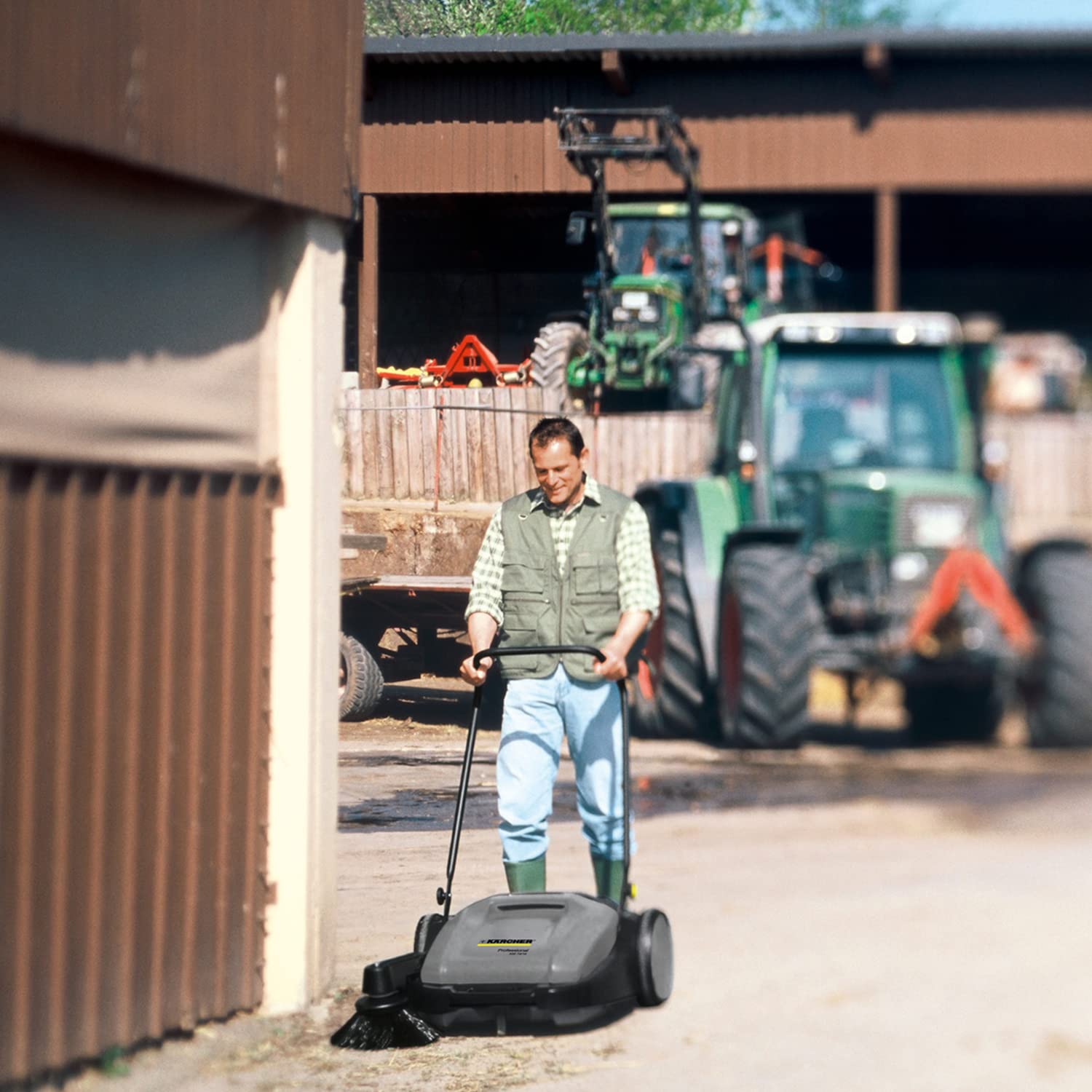Kärcher Spazzatrice Professionale KM 70/15 C, Per Aree Interne ed Esterne, Maneggevole, Vano di Raccolta da 40 l, Rullo Principale Azionato da Entrambi i lati, Compatta e Salvaspazio