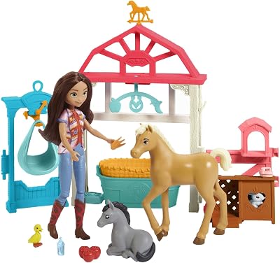 Dreamworks Spirit HCH37 – Luckys Tierbaby-Pflegestation, Pony & Fohlen, Puppe Lucky (18 cm), Pflegebereich, Waage, Mobile, Wiege, Häschenkiste, 4 Tierfiguren, tolles Geschenk für Kinder ab 3 Jahren