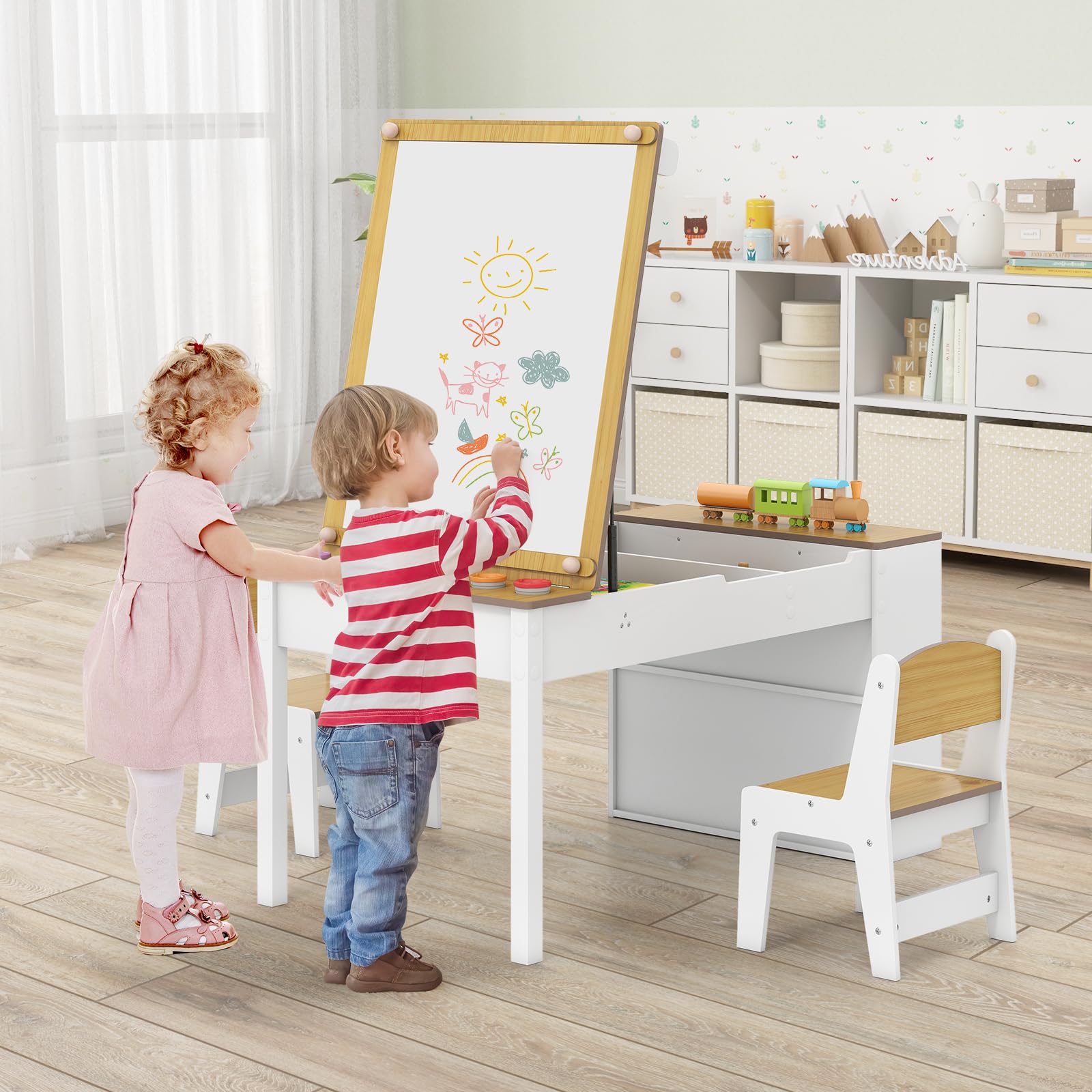 COSTWAY Set Tavolo da Disegno e Cavalletto per Bambini 3+ Anni con 2 Sedie, Tavolo Multifunzione in Legno con Piano Sollevabile, Rotolo di Carta, 6 Bicchieri di Vernice (Naturale)