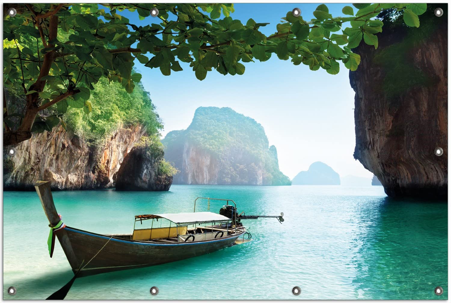 Wallario Outdoor-Poster für Garten oder Balkon Fischerboot in Thailand blaues Meer und Steinfelsen, Motivbanner Größe: ca. 100 x 150 cm, Outdoor-Bild