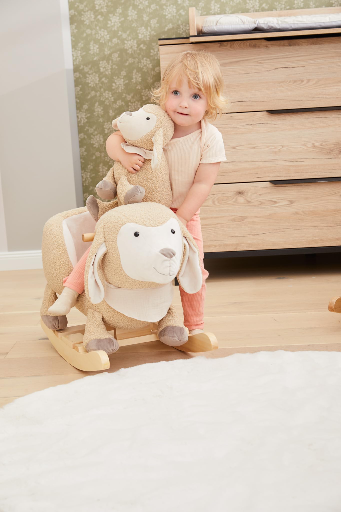 Sterntaler Schaukeltier Schaf Flocke - Schaukeltier aus Plüsch mit weicher Sitzfläche - Schaukelpferd für Kinder mit Musselin Halstuch - Spielzeug Wippe für Baby und Kinder, beige