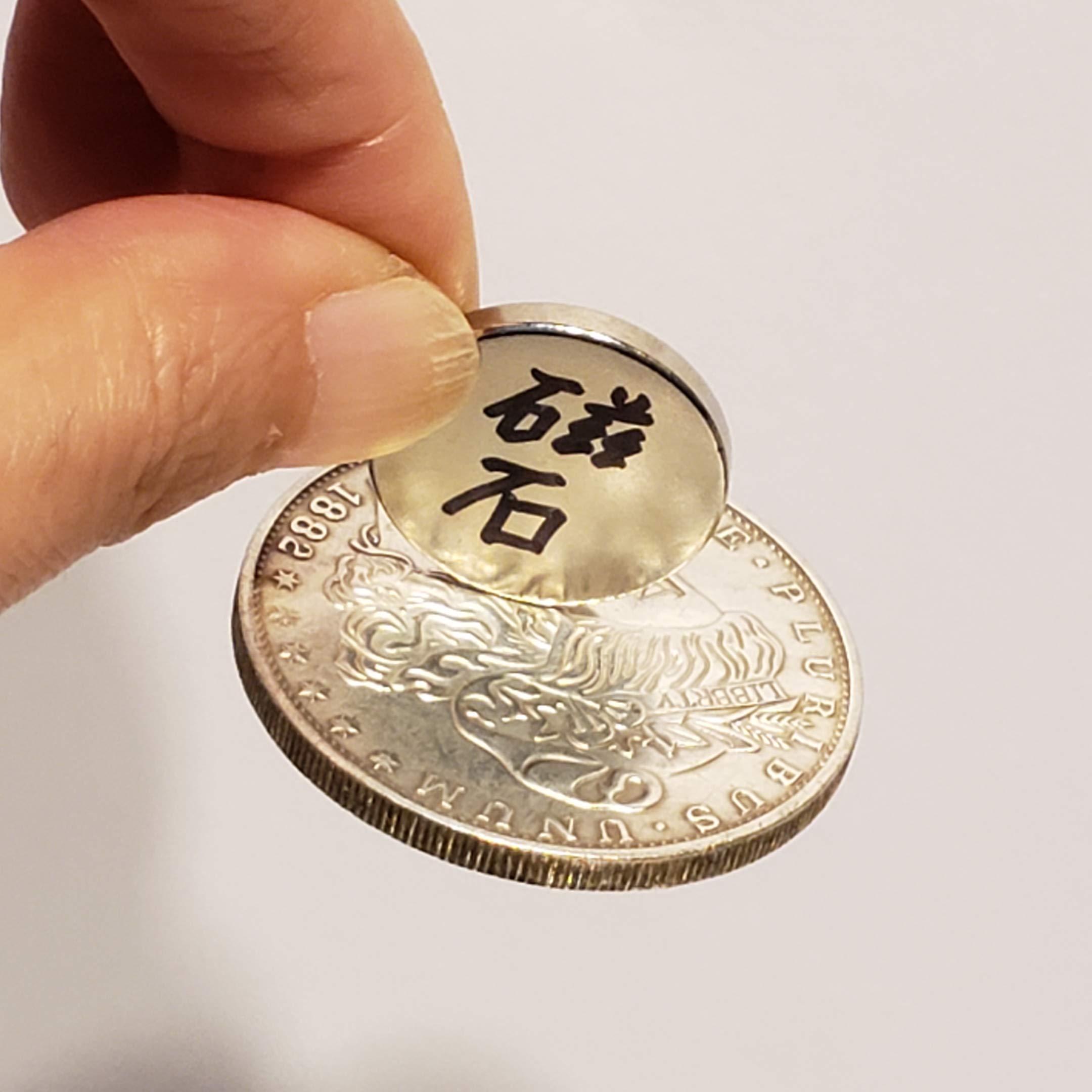 Amazon | マグネティック・エキスパンデッドシェル・モルガンレプリカ（手品用の磁石にくっつく特殊なコインです。マジック・手品用品） |  マジック・手品 | おもちゃ