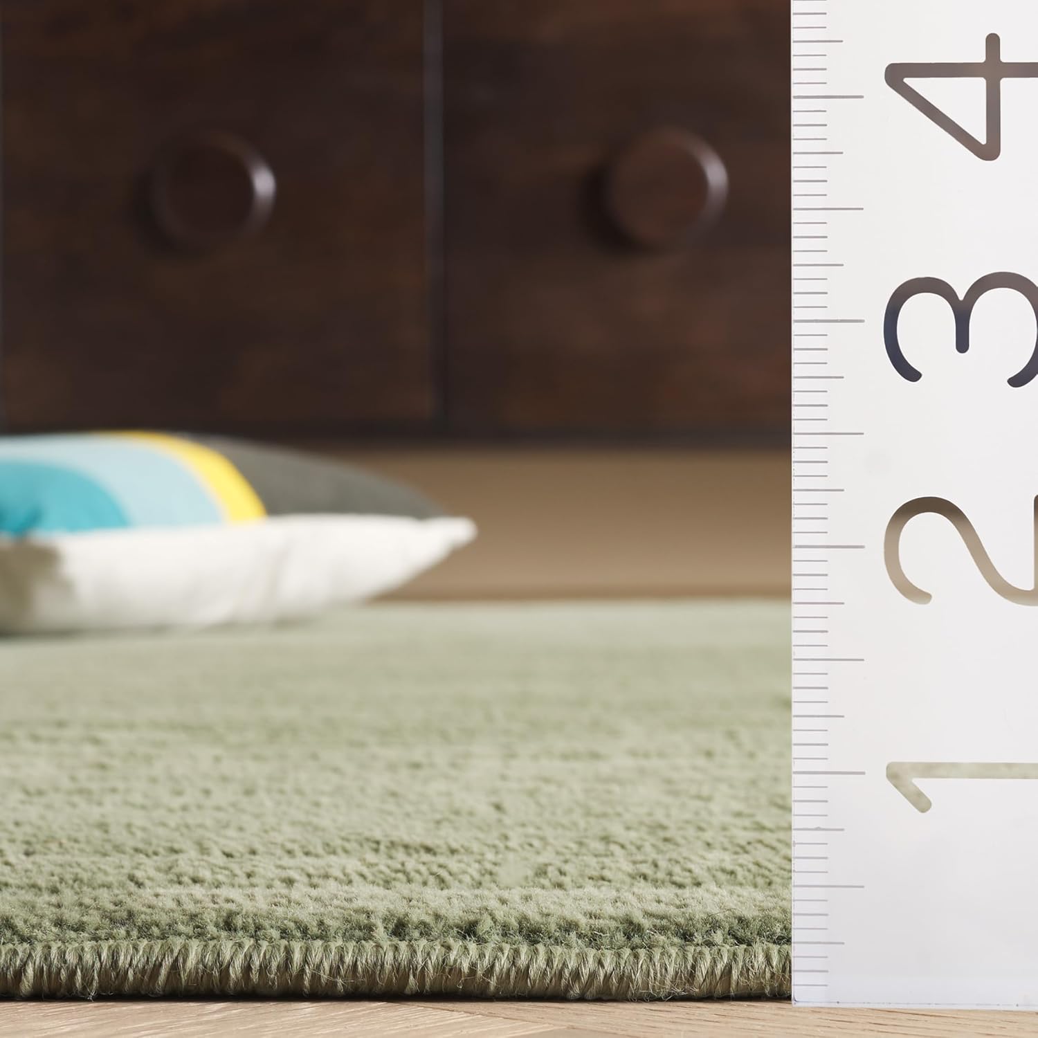SAFAVIEH Area Rug 6x9 - Selena Collection - Green, Non-Shedding & Easy to Clean, Ideal for Living Room, Bedroom, Dining Space (SLE682Y)