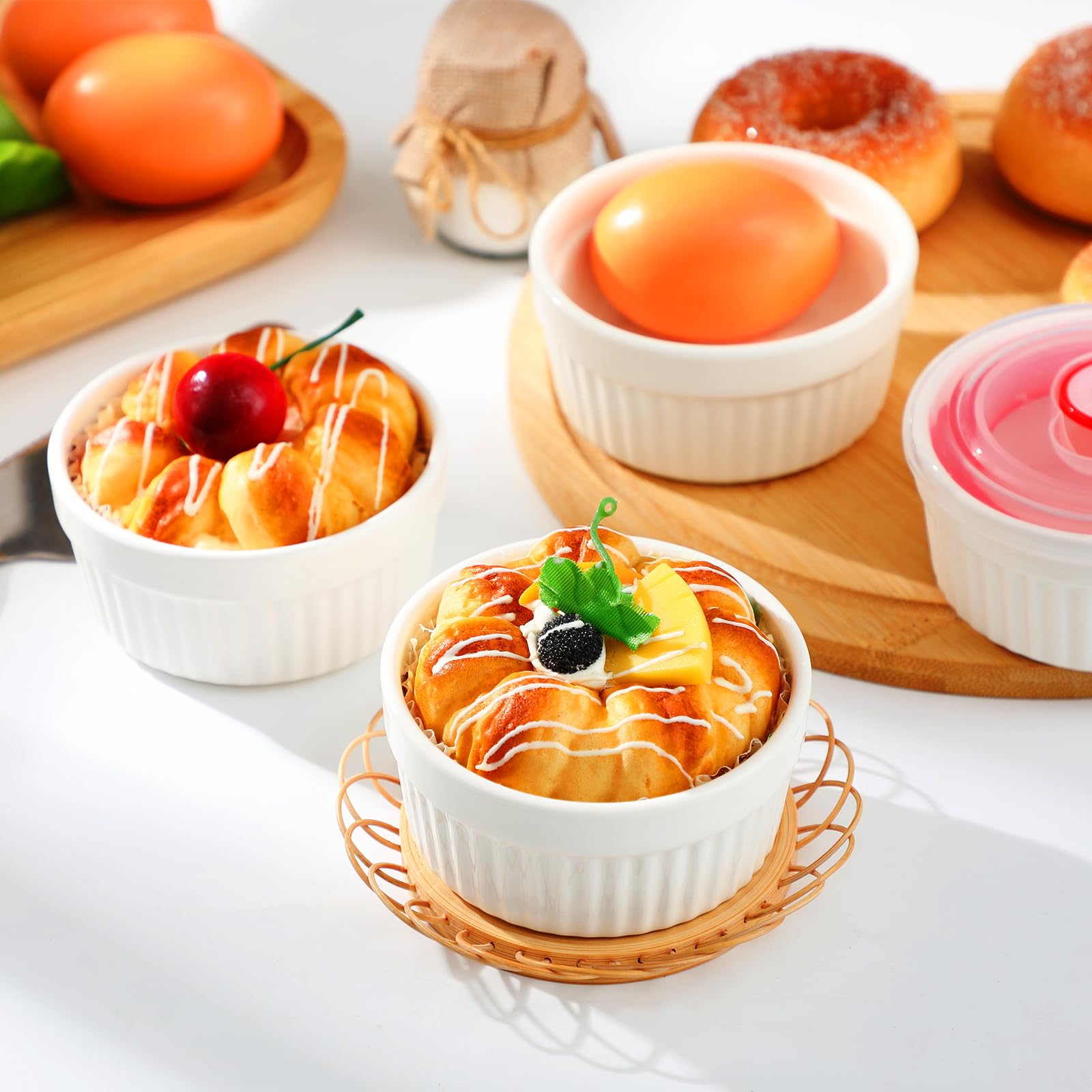 Paquete de 12 ramequines blancos de 6 onzas con tapas, porcelana apta | Cuencos de cerámica para crema brulee, natillas, pudín, platos blancos apilables, aptos para lavavajillas, para hornear