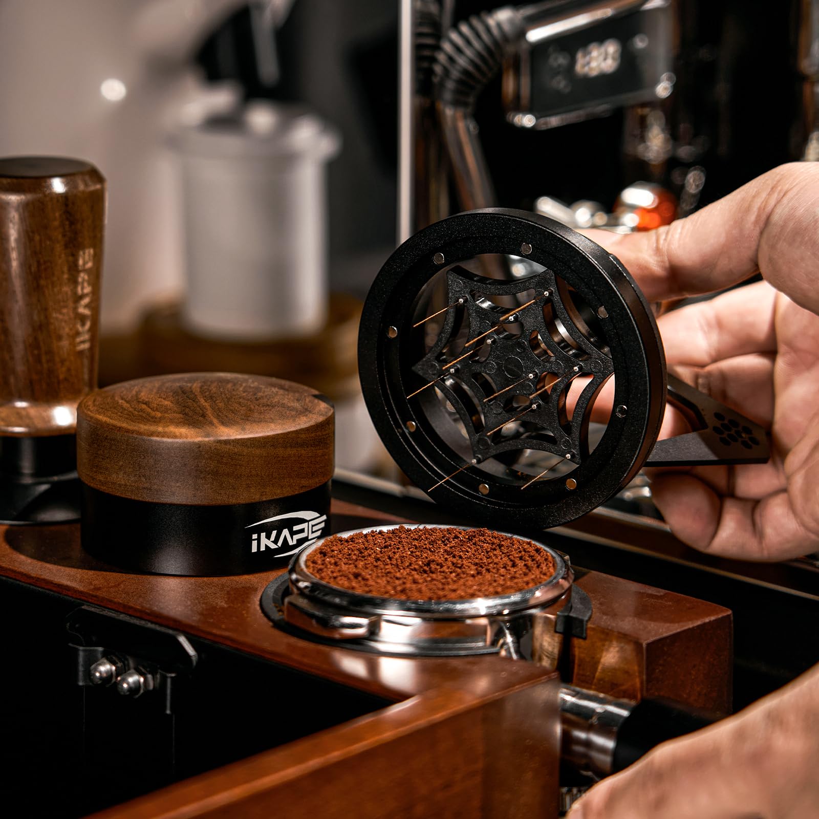 IKAPE Mantis WDT Herramienta de distribución, V3-58.5 mm, herramienta de distribución de agitador de espresso para barista, agitador de espresso de 8 agujas con embudo dosificador y soporte, altura de