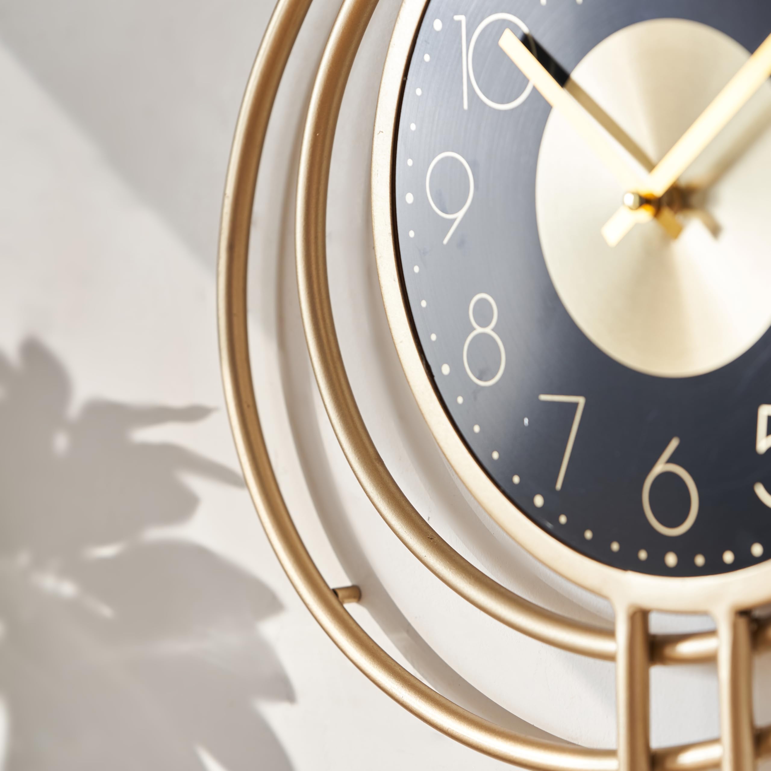 K&L Wall Art 54cm große goldene Wanduhr für Wohnzimmer Uhr ohne Tickgeräusche Metalluhr Schwarz Gold Wanduhren Goldoptik