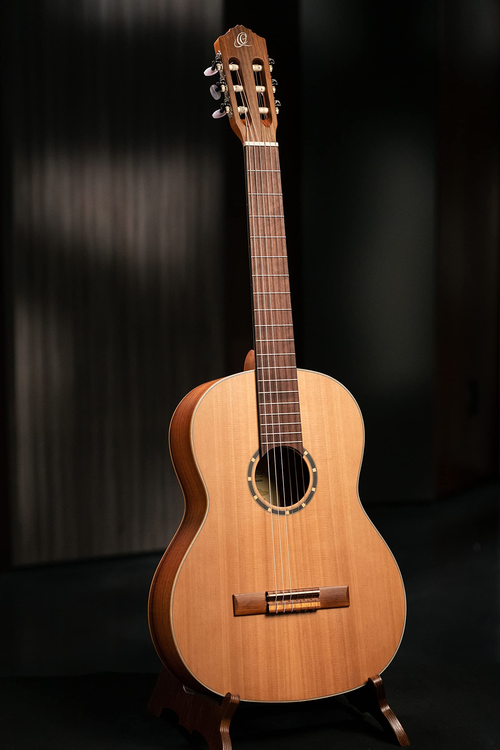 ORTEGA Guitarra Clásica Family Series 4/4 con Funda - NT - Cedro natural, R122