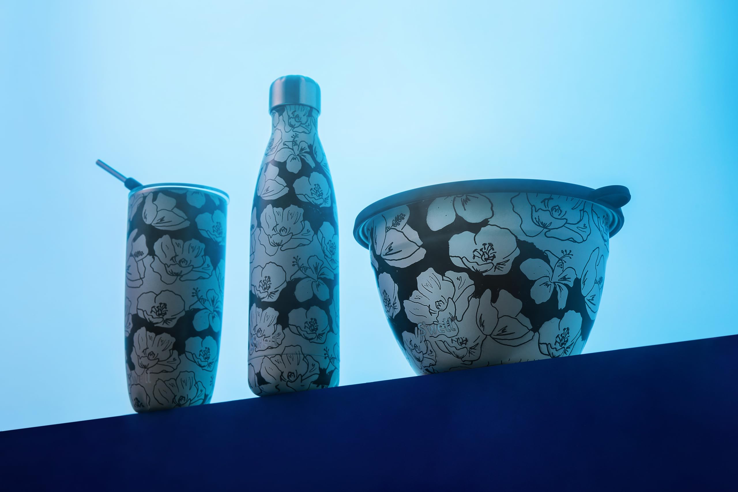 Kubek ze stali nierdzewnej S'well ze słomką i otwieraną pokrywką, 700 ml, Charcoal Bloom, trójwarstwowy pojemnik z izolacją próżniową utrzymuje napoje zimne przez 18 godzin, a gorące przez 5 godzin
