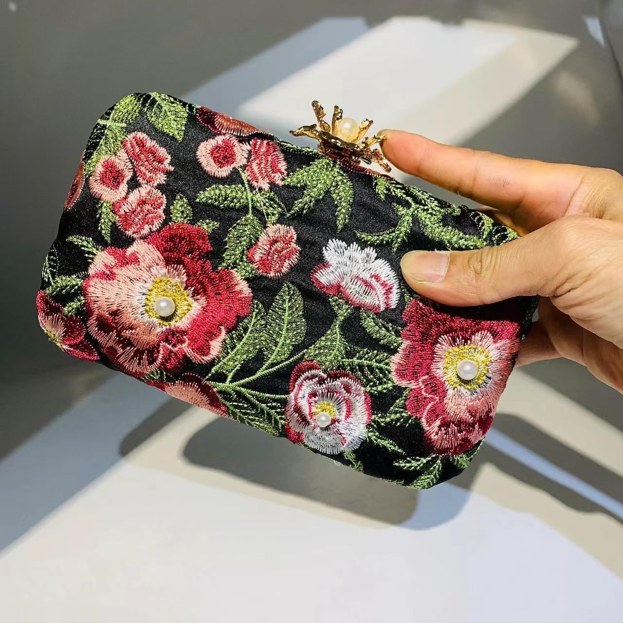 Vintage Embroidered Clutch Purse Floral Handbag Pearl Evening Chain Shoulder Bag Small Clutch Purses for Women Wedding Guest