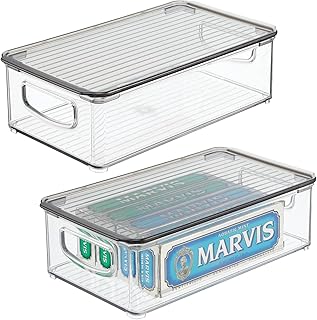 mDesign Contenitori per il bagno – Organizer in plastica per cosmetici, prodotti bagno e molto altro – Pratico cesto per il bagno con coperchio e manici integrati – Set da 2 – trasparente/grigio fumo