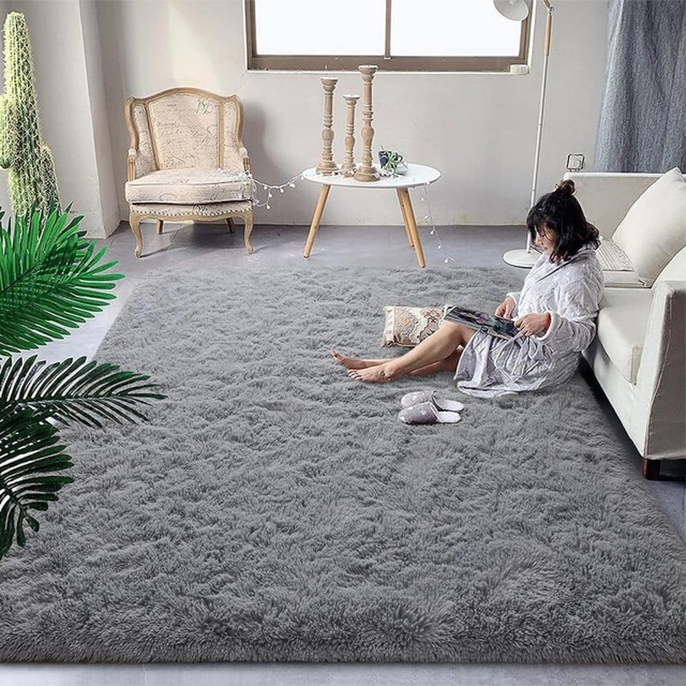 Tapis en peluche moelleux gris pour réchauffer un sol de salon