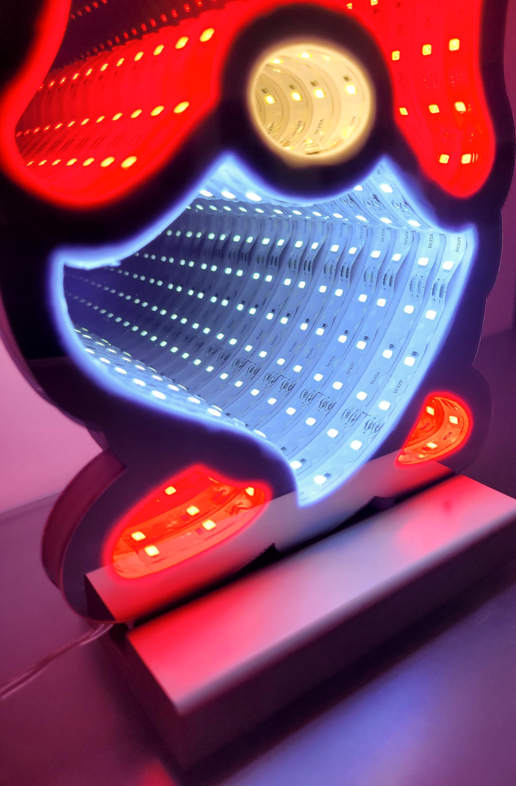 Brandsseller Éclairage de Noël LED avec effet infini – Figurine décorative Lutin en plastique avec minuterie 6/18 h et câble 3 m, décoration intérieure moderne (16x7x30 cm)