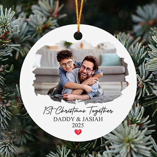 Vista 8 de Adorno de Navidad con texto en inglés "Your First Christmas As My Daddy 2025", regalo de recuerdo personalizado para nuevo papá Adorno Your Are