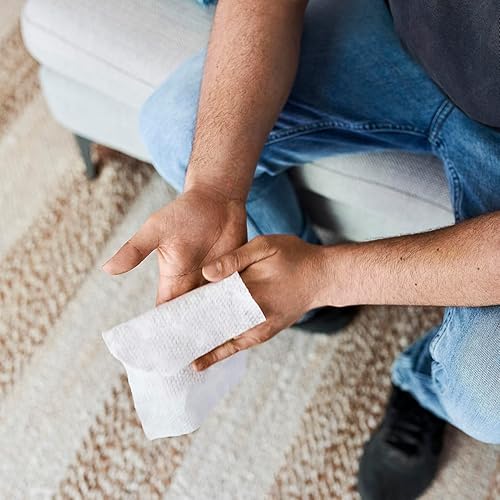 Miniatura 5 de The Honest Company Toallitas desinfectantes con alcohol  Mata el 99% de los gérmenes, hechas con aloe  Lavanda, 150 unidades (10 paquetes de 15)