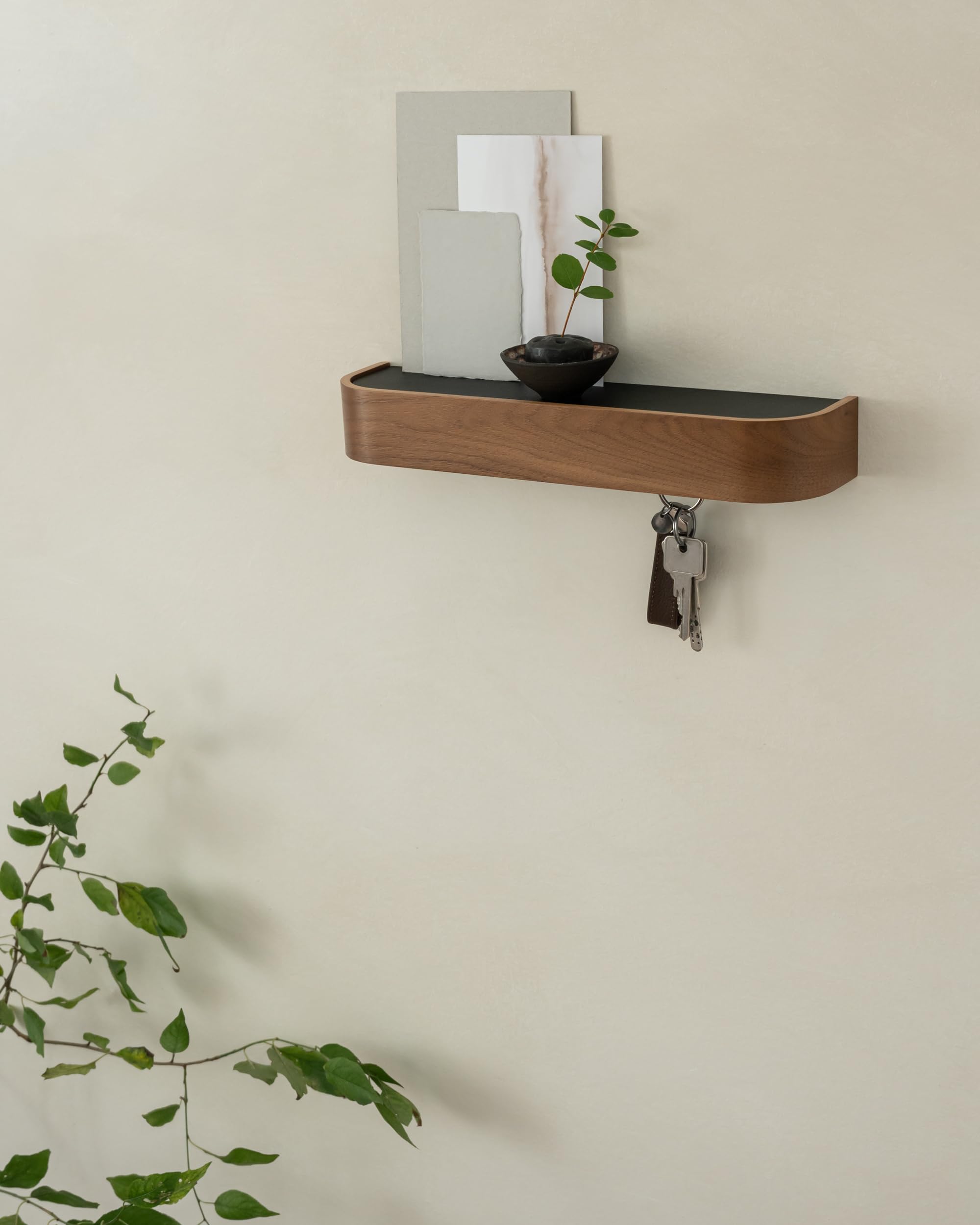 Kazai. Portachiavi da Parete 'Toke' | Design di Appendichiavi da Parete di Berlino | Porta Chiavi da Muro con Mensola in Legno | Porta Chiavi Ingresso per Parete e Corridoio | Noce