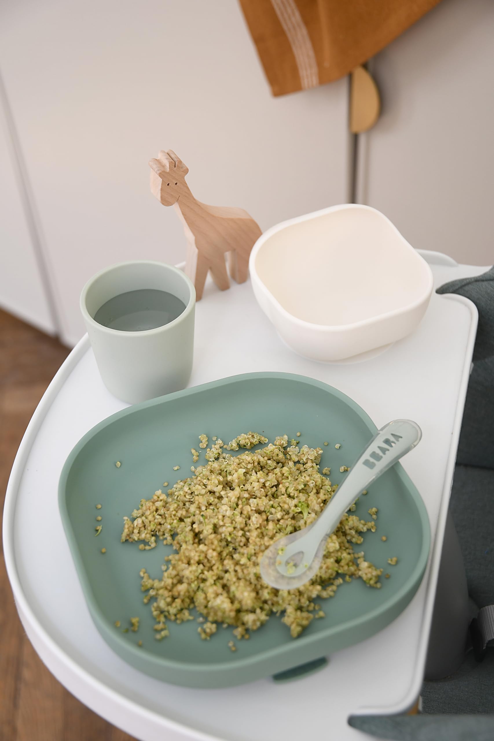 BÉABA, Set Vaisselle Silicone Repas Bébé, Avec Ventouse, Anti-dérapant, 4 Pièces, Assiette + Bol+ Verre + Cuillère, Silicone Saine et Durable, Compatible lave-vaisselle, Micro-onde, Vert Sauge