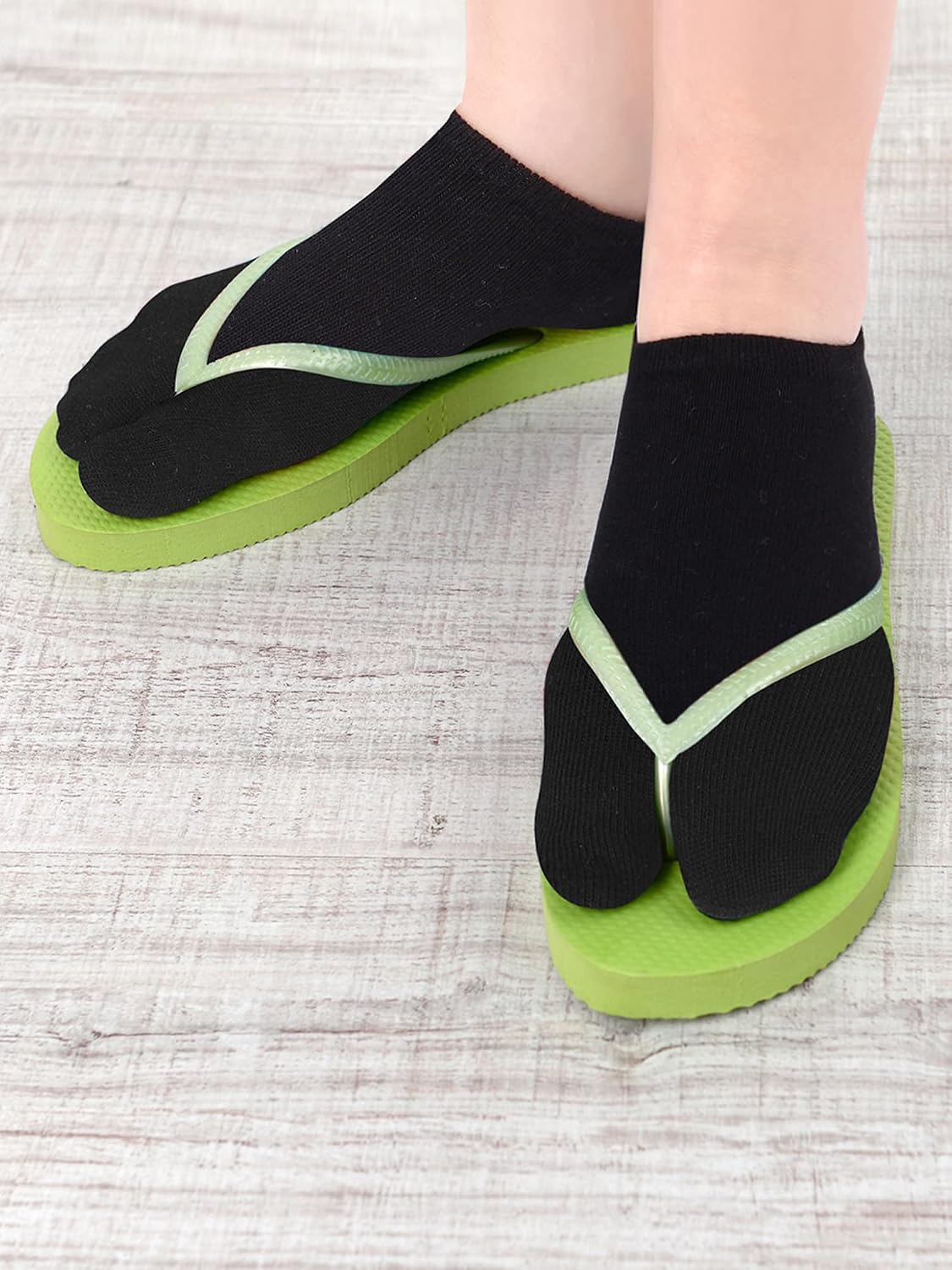 Sintege 4 Pairs Flip Flop Tabi Socks Set 2 Toe Low Cut Elastic Japanese Split Toe Ankle Crew Athletic Short Socks for Men Women Supplies