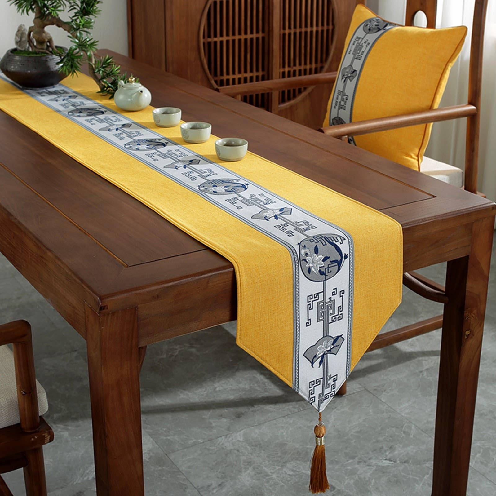 Chemin de table jaune 33x160 cm en polyester style chinois chic avec pompons pour mariage