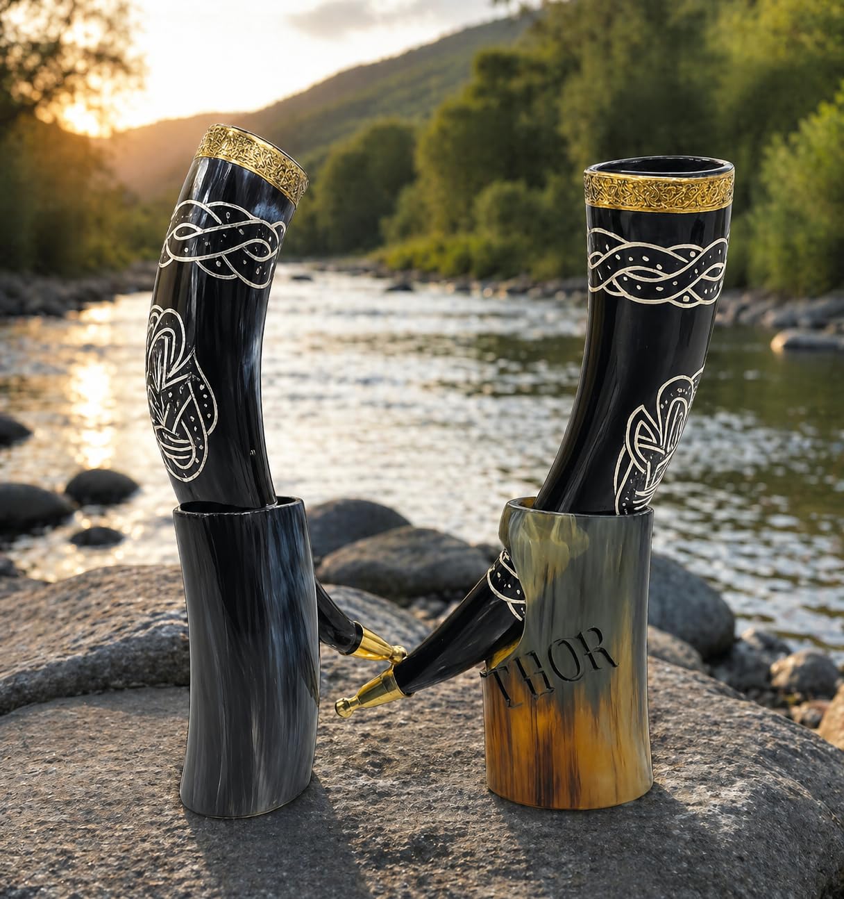 THOR INSTRUMENTS Set di 2 corno vichingo in ottone nero naturale con supporto per birra vino idromele regalo di Natale compleanno matrimonio per uomo tazza corno vichingo
