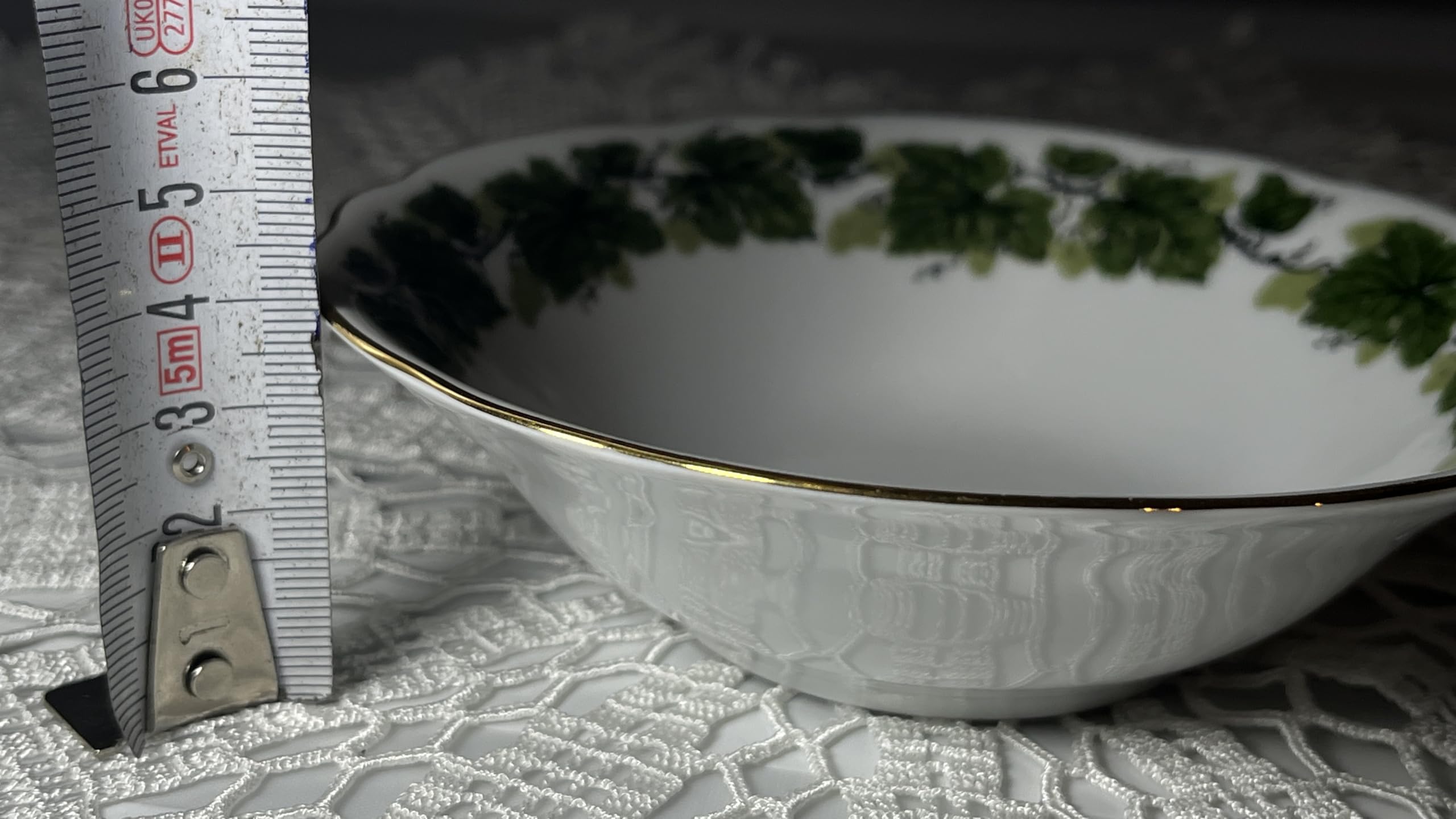Generisch Triptis Weinlaub Porzellan, kleine Schale mit Weinlaubmuster und perfektem Goldrand. 4 cm hoch und 13 cm breit.