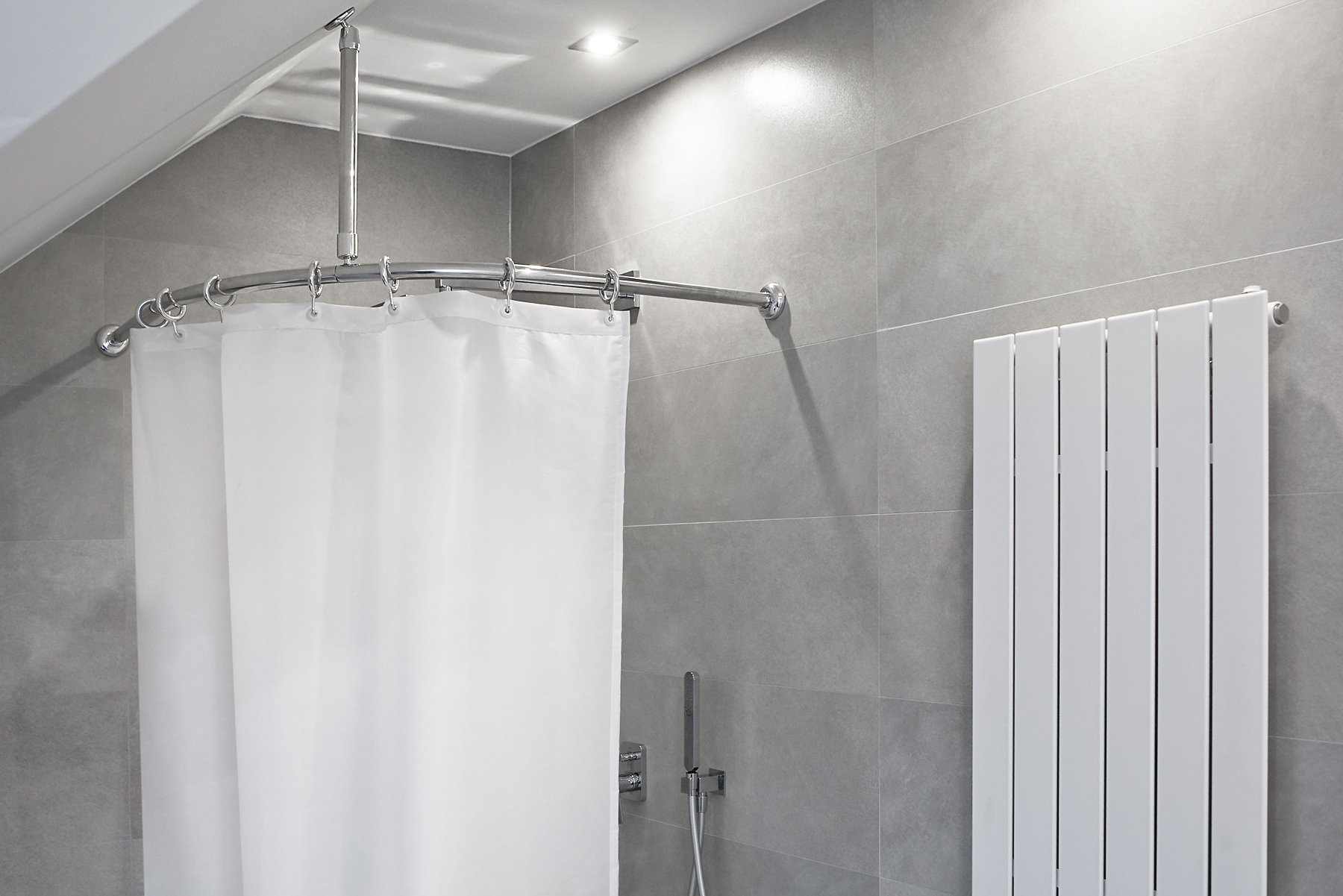 Tringle à rideau de douche arquée de 150 x 150 cm - En aluminium - Ultra longue - Forme ovale - Argenté brillant - Adaptée aux personnes à mobilité réduite