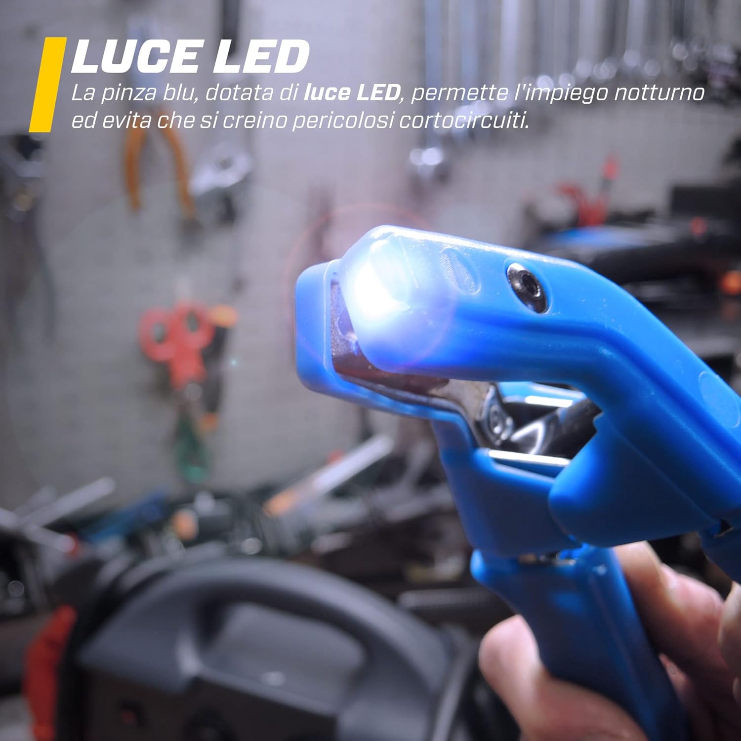 MAXTOOLS JS1000 connected to a car battery under the hood, illustrating easy connection and starting. Text highlights fuse-protected battery and 125 cm cables.