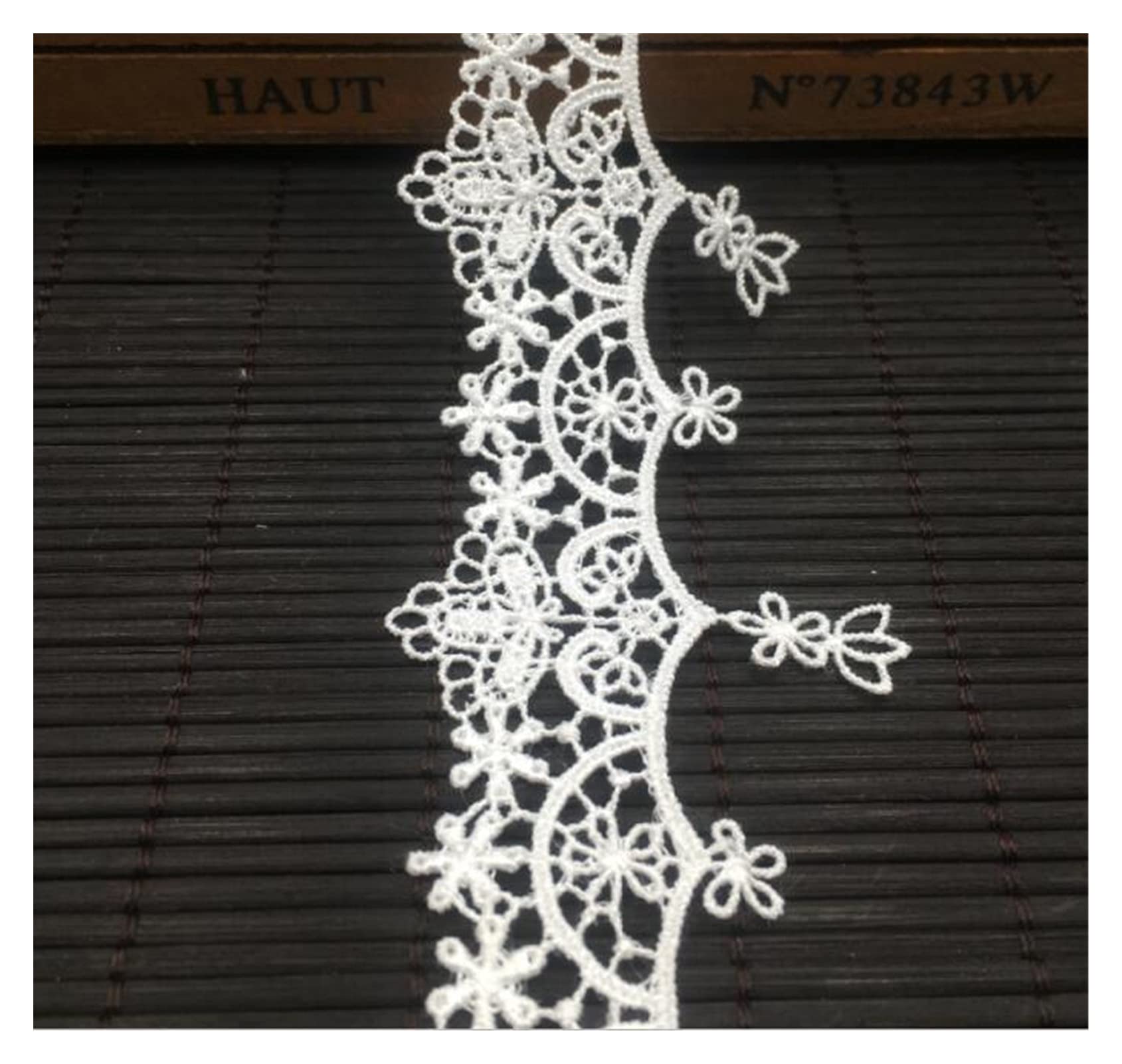 Dentelle blanche brodée au mètre pour customiser vos vêtements DIY