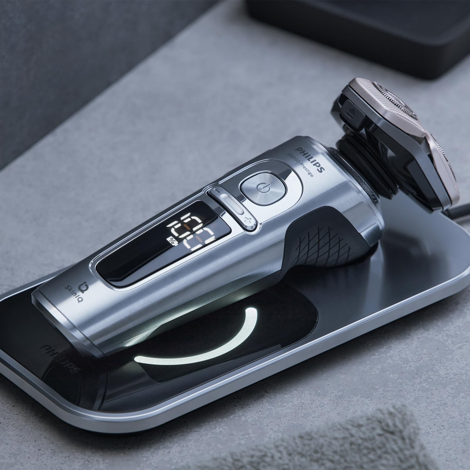 Philips Shaver S9000 Prestige, golarka elektryczna na mokro i sucho, złota, technologią SkinIQ, etui premium, podkładka ładująca Qi, precyzyjny trymer, trymer do nosa i stacja czyszcząca, SP9882/36