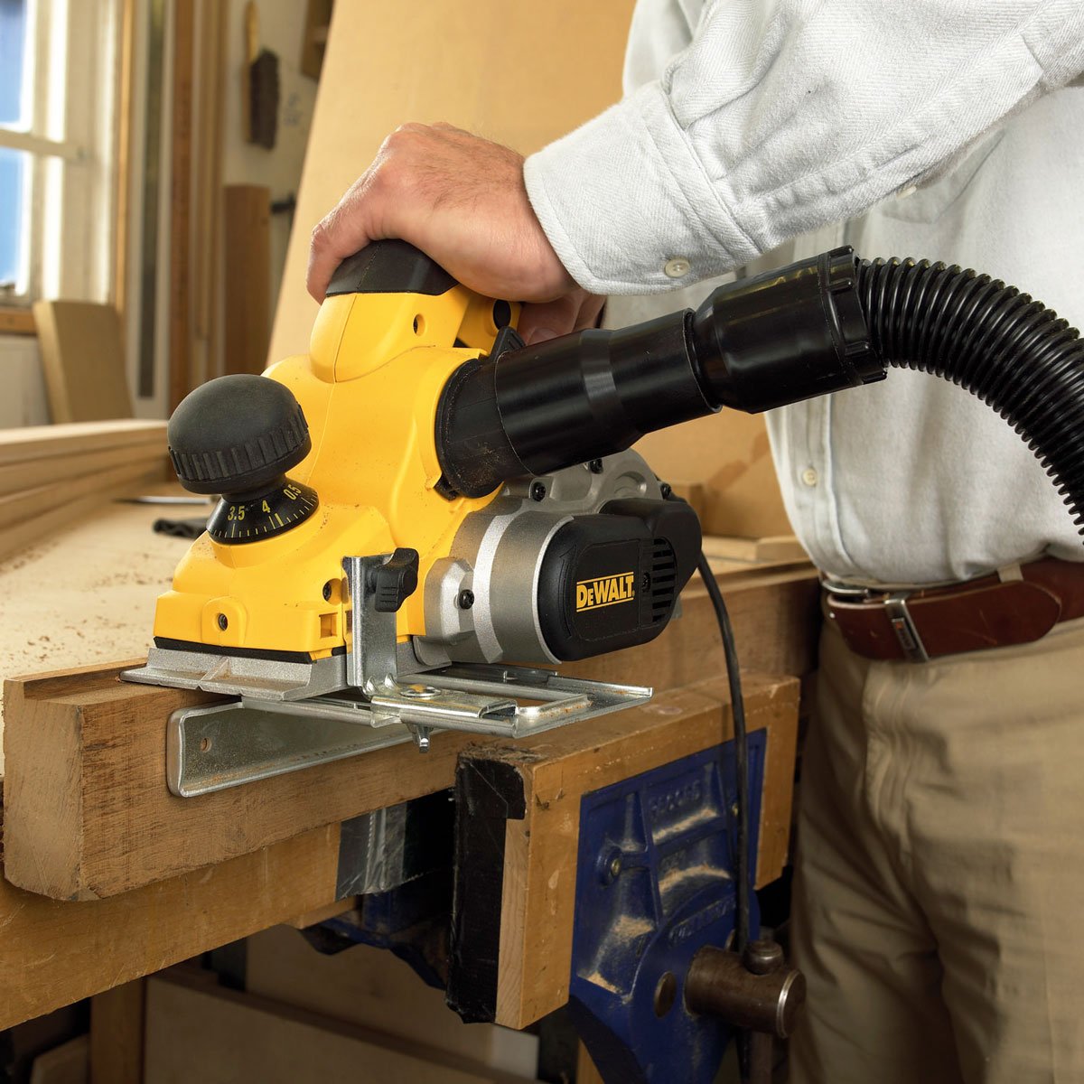 Image secondaire de DEWALT - Rabot 4 mm - D26500-QS - Raboteuse Puissante avec Poignées en Caoutchouc et Éjecteur de Copeaux Droite / Gauche - Ponça