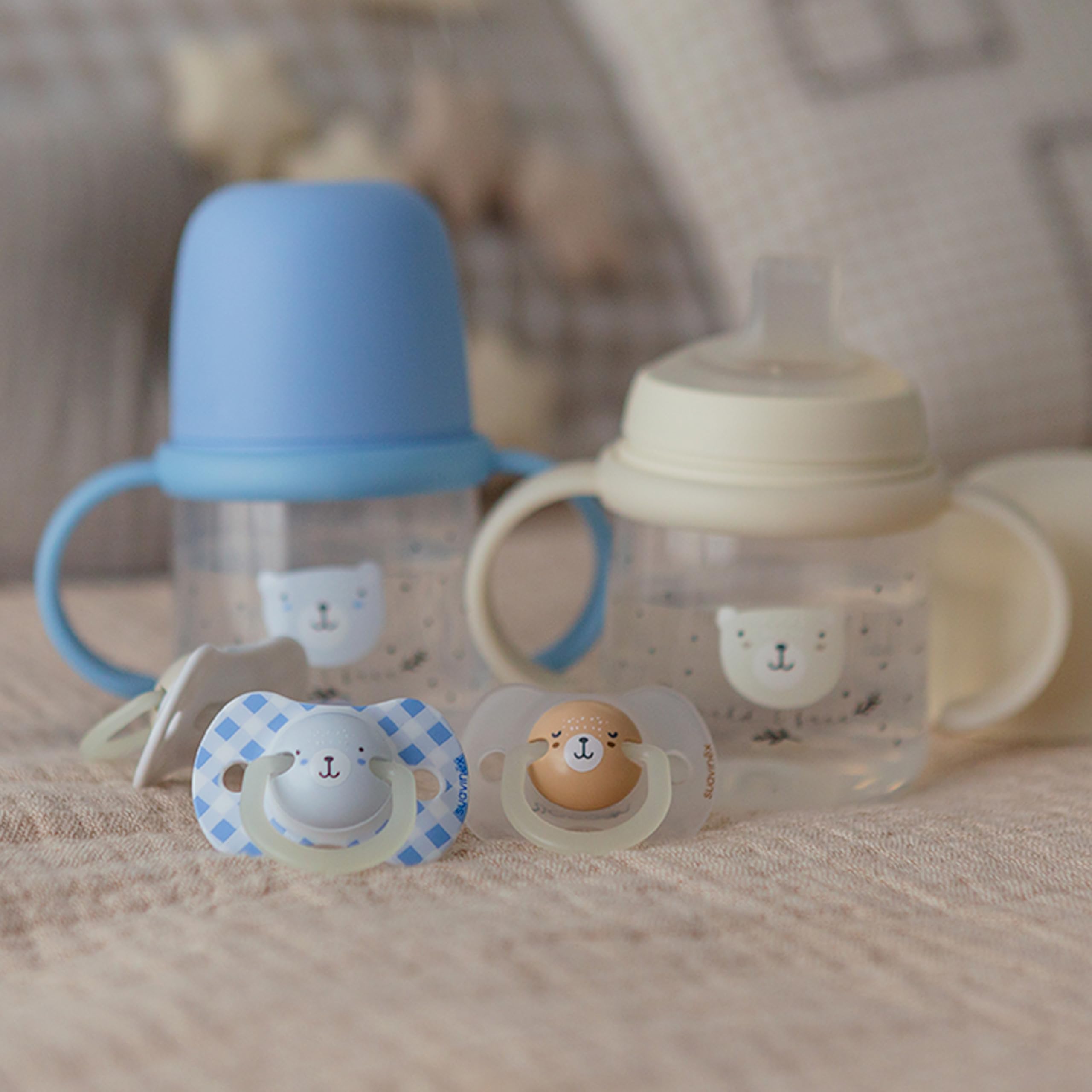 Suavinex, Tasse Apprentissage Bébé, Biberon avec Poignée, Brillent dans le Noir, Gobelet avec Bec Anti-fuites en Silicone, avec Valve Anti-Colique, pour Bébés +6 Mois, Idéal Nuit, 150 ml, Beige