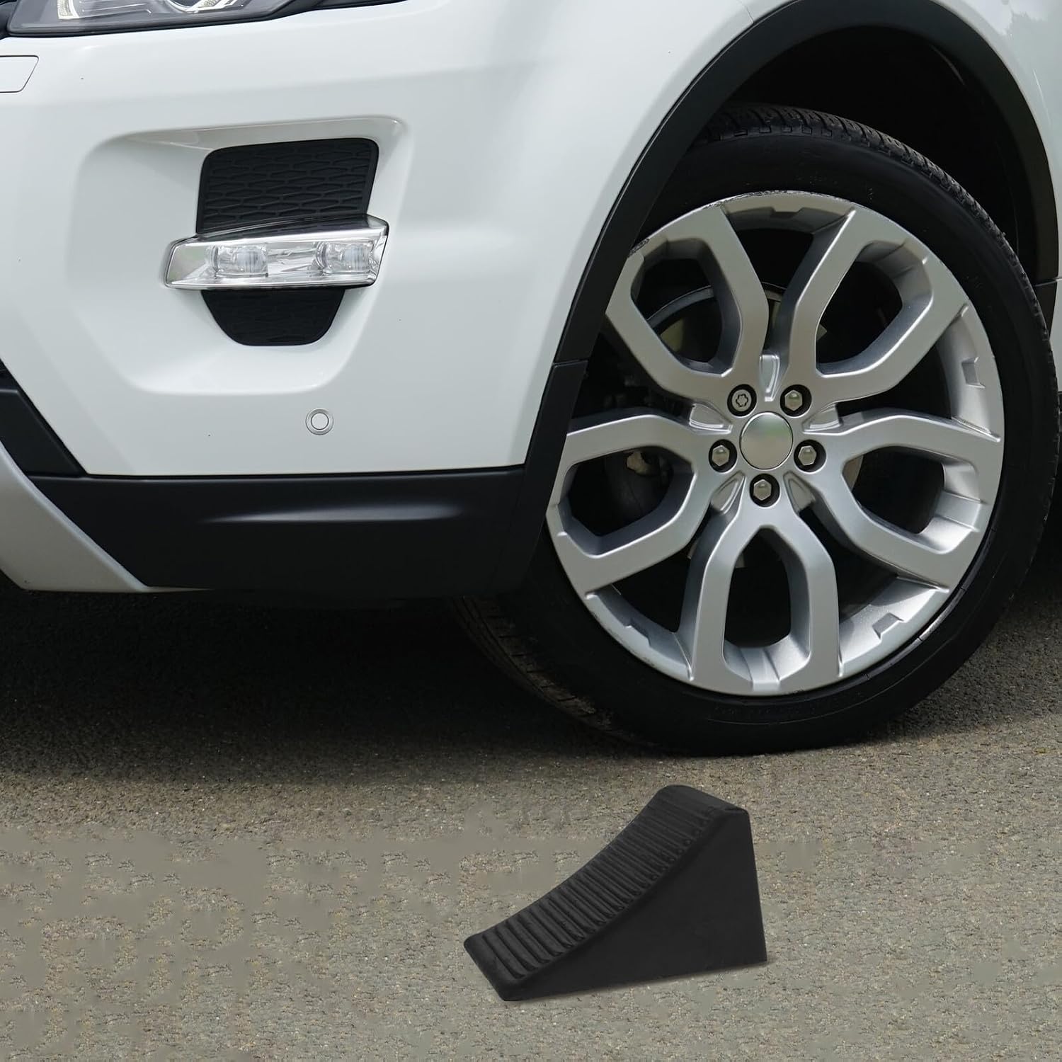 ULTECHNOVO Rubber Wheel Chock Small Vehicle Wheel Chocks 16x10x10cm Portable Tire Stopper for Rv Trailer Anti-Slip Parking Gadget for Travel Trailers and Cars