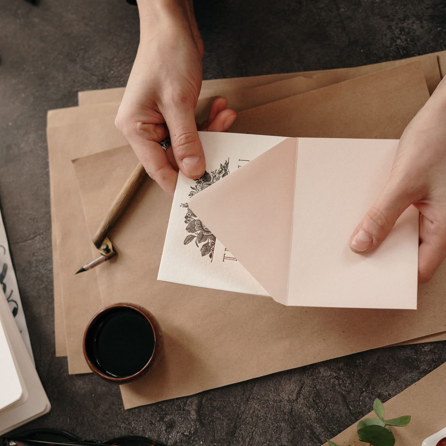 Sobres de Papel Blanco, Sobres Pequeños con Solapa para Invitaciones de Cumpleaños, Boda o Comunión, Sobres para Tarjetas de Visita Medida 70 x 105 mm · m-office (1000 uds)