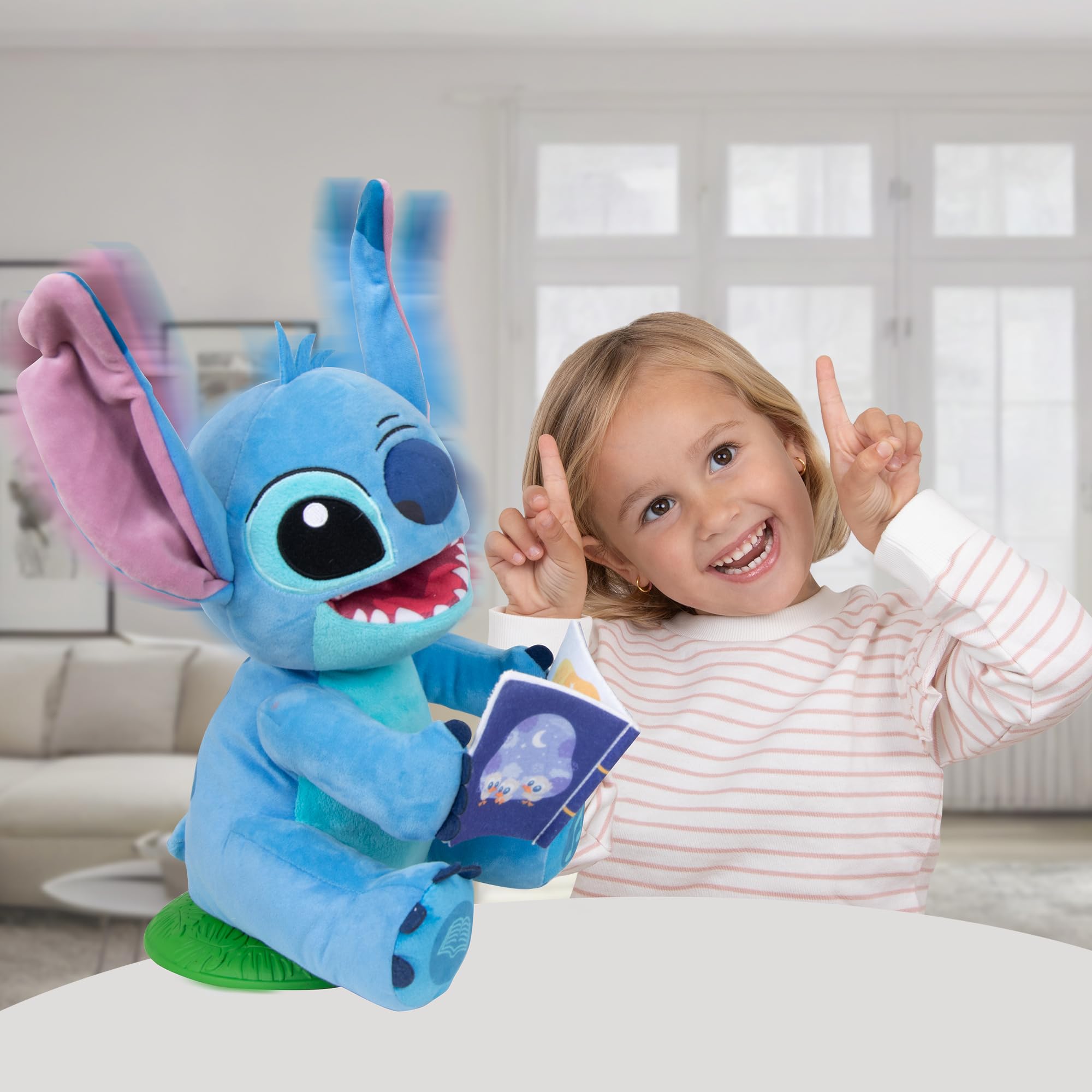 IMC Toys Lilo & Stitch Storyteller, Cuenta Cuentos en Español, Francés e Italiano, Canta y Explica Historias, Juguete electrónico, Regalo para Niños y Niñas a Partir de 3 Años