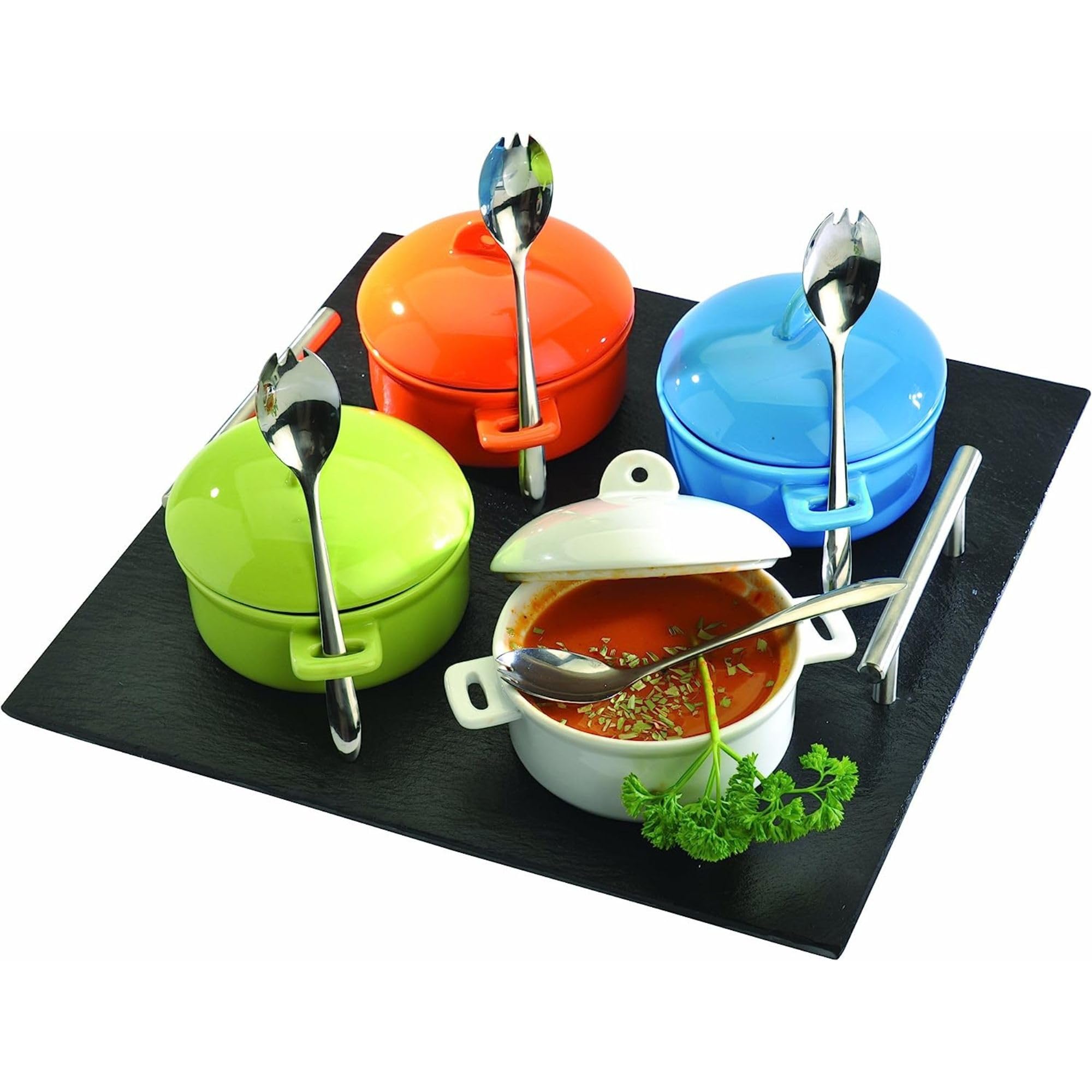 Plats de service et mini cocottes avec cuillères pour buffet chic