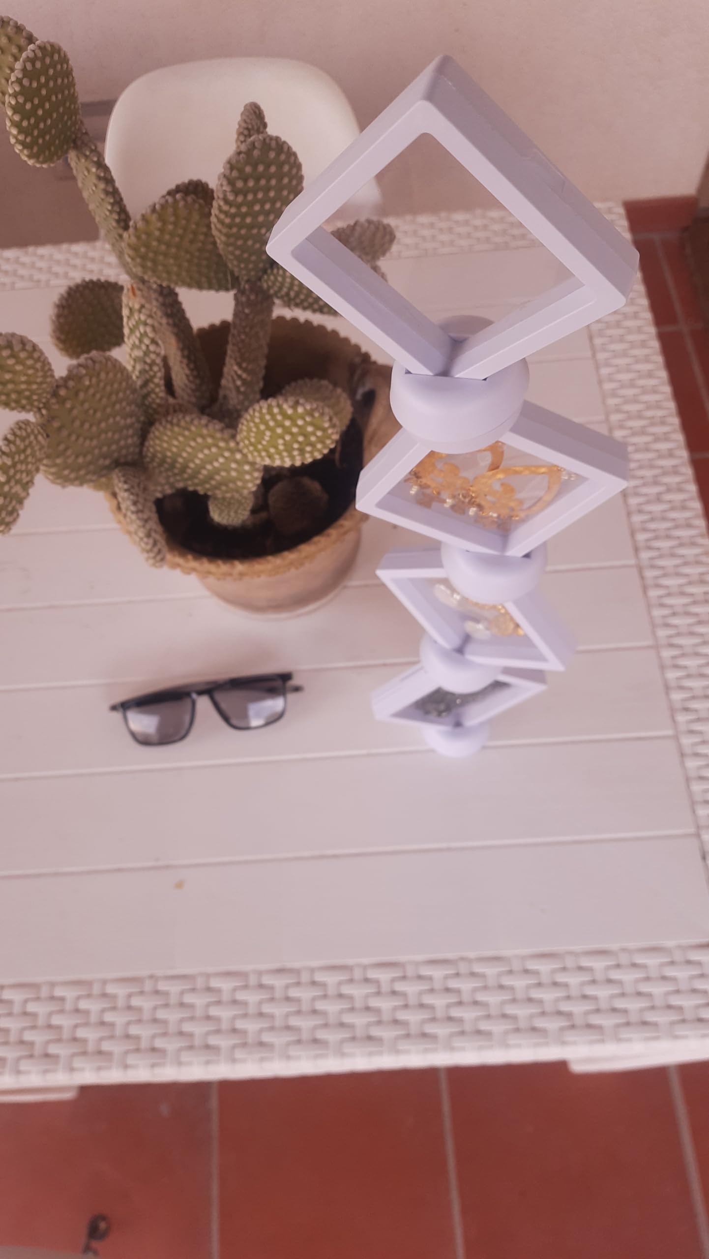 Présentoir flottant bijoux ELEGANTIA : l'écrin cadeau idéal pour sublimer une collection