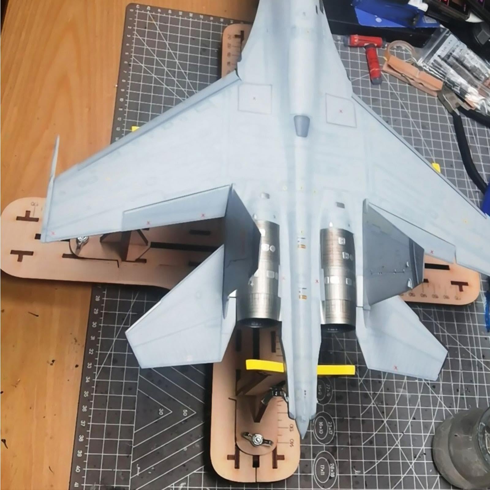 Supporto Portatile per Modelli di Aeroplani, Supporto per La Costruzione per Modellismo, Progettato per Aiutare a Dipingere E Invecchiare I Modelli di Aeroplani, 32 Cm X 30 Cm X 12