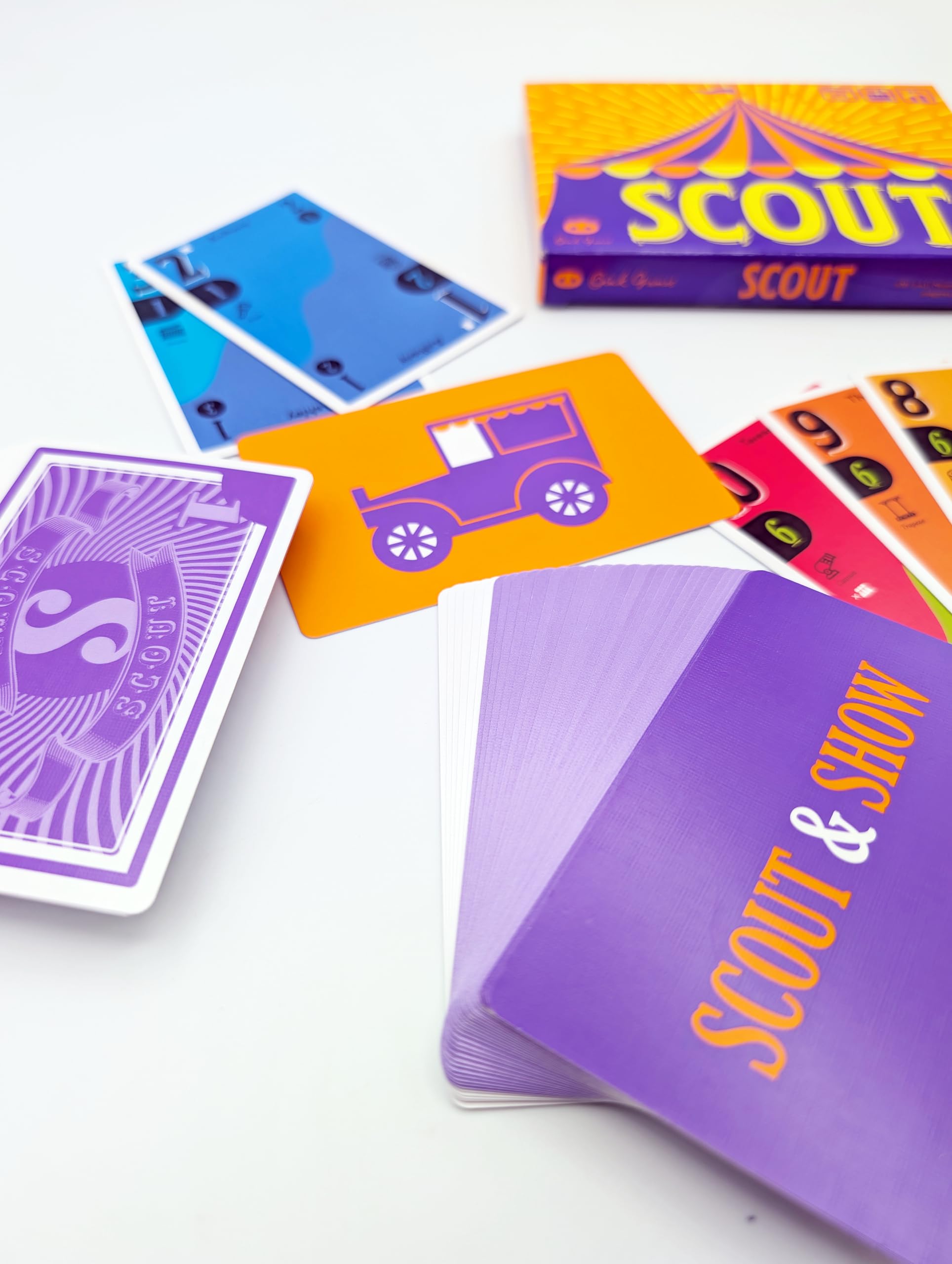 Oink Games Scout Tuckbox-Version, leicht zu erlernendes japanisches Strategie-Kartenspiel, für Spiel des Jahres, ab 9 Jahren | 2022 Spiel des Jahres Nominee, Origins Award Winner, Leiter-Klimmer-Tricktaker, 2-5 Spieler, 20 Minuten, ab 9 Jahren