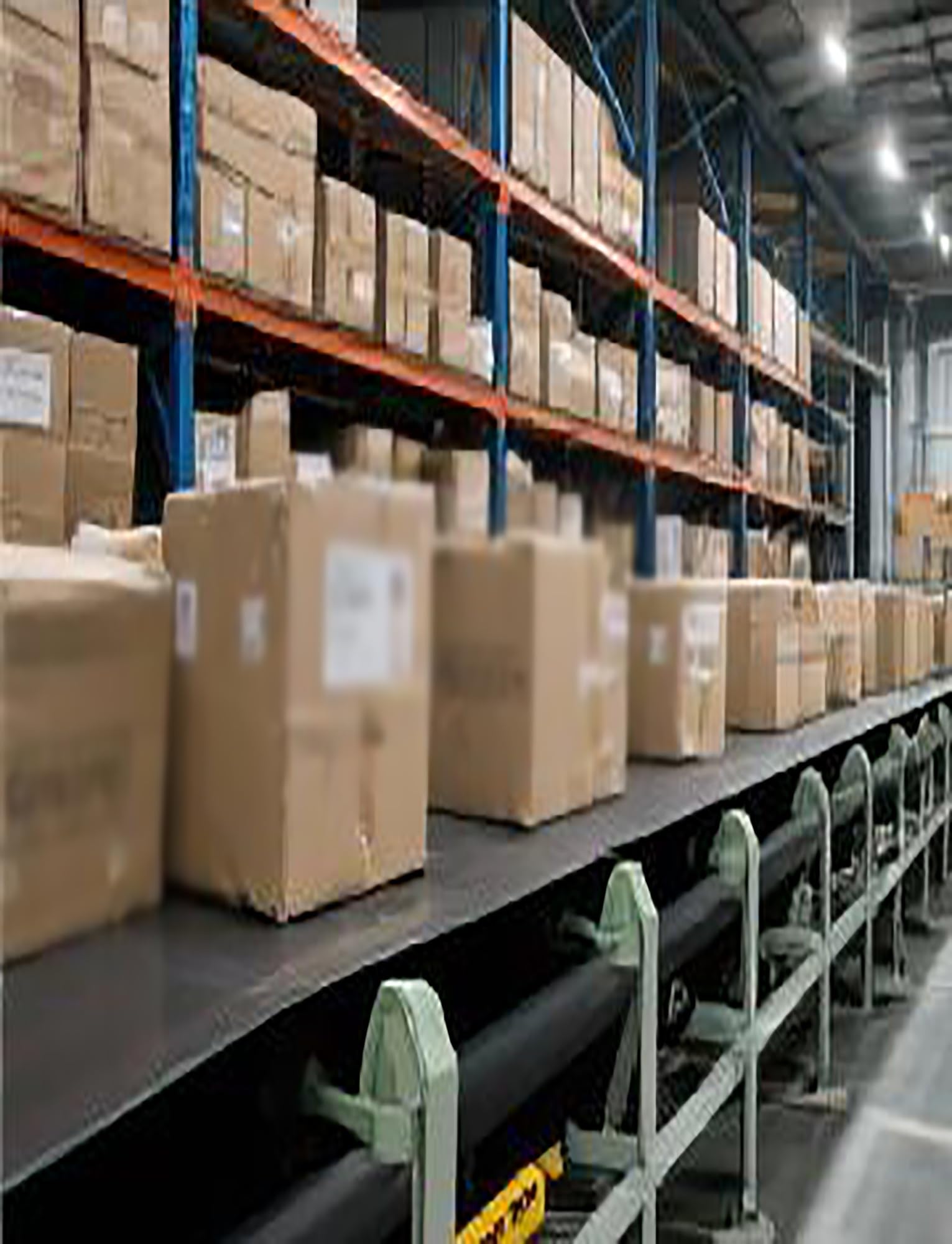 La Cinta transportadora Ligera de PVC, Apta para Productos comerciales, con Unas Dimensiones de 135 x 22 cm (53,1 x 8,6 Pulgadas), es Ideal para fábricas y Transporte, y Puede Utilizarse com